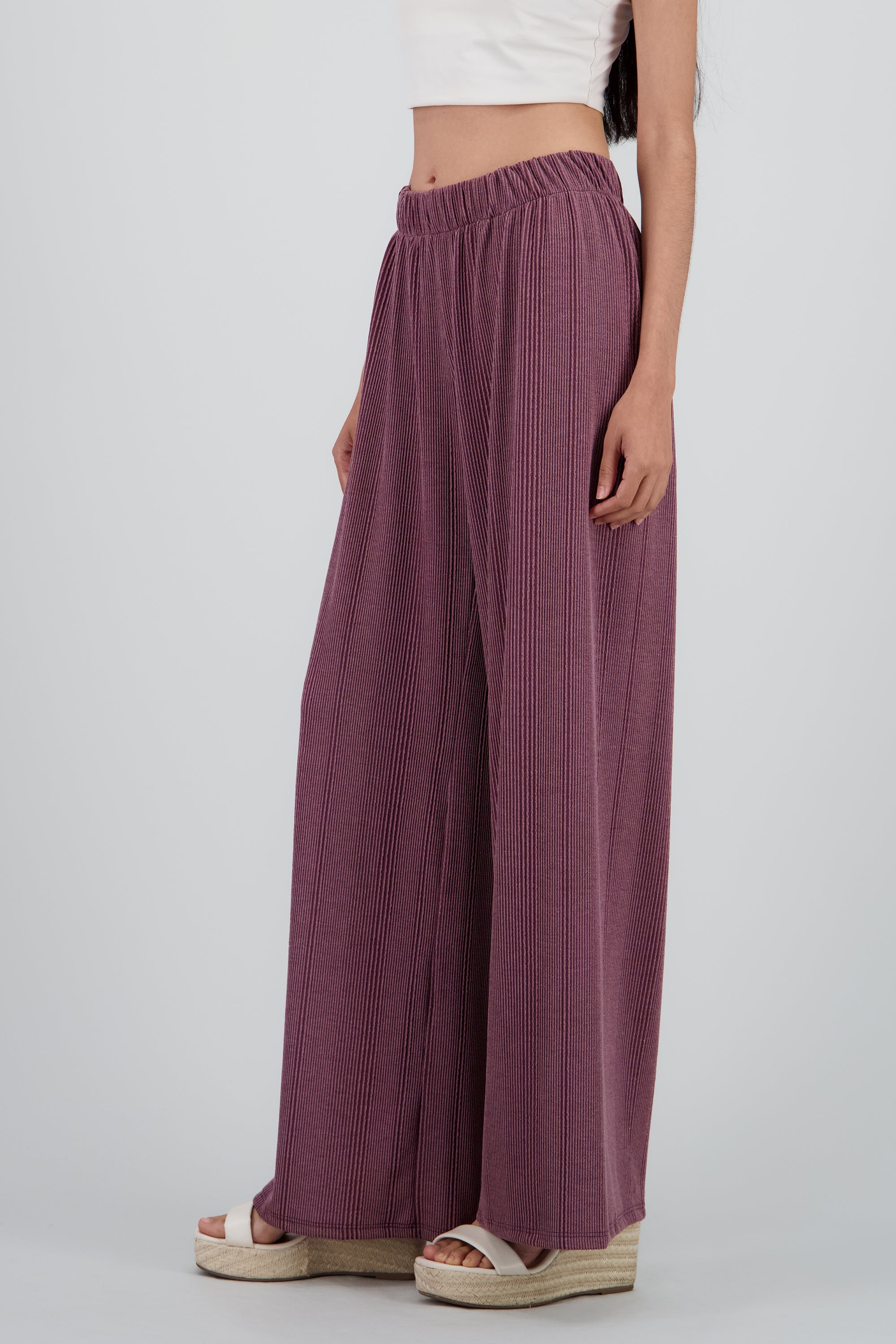 Pantalon amplio detalle textura CIRUELA