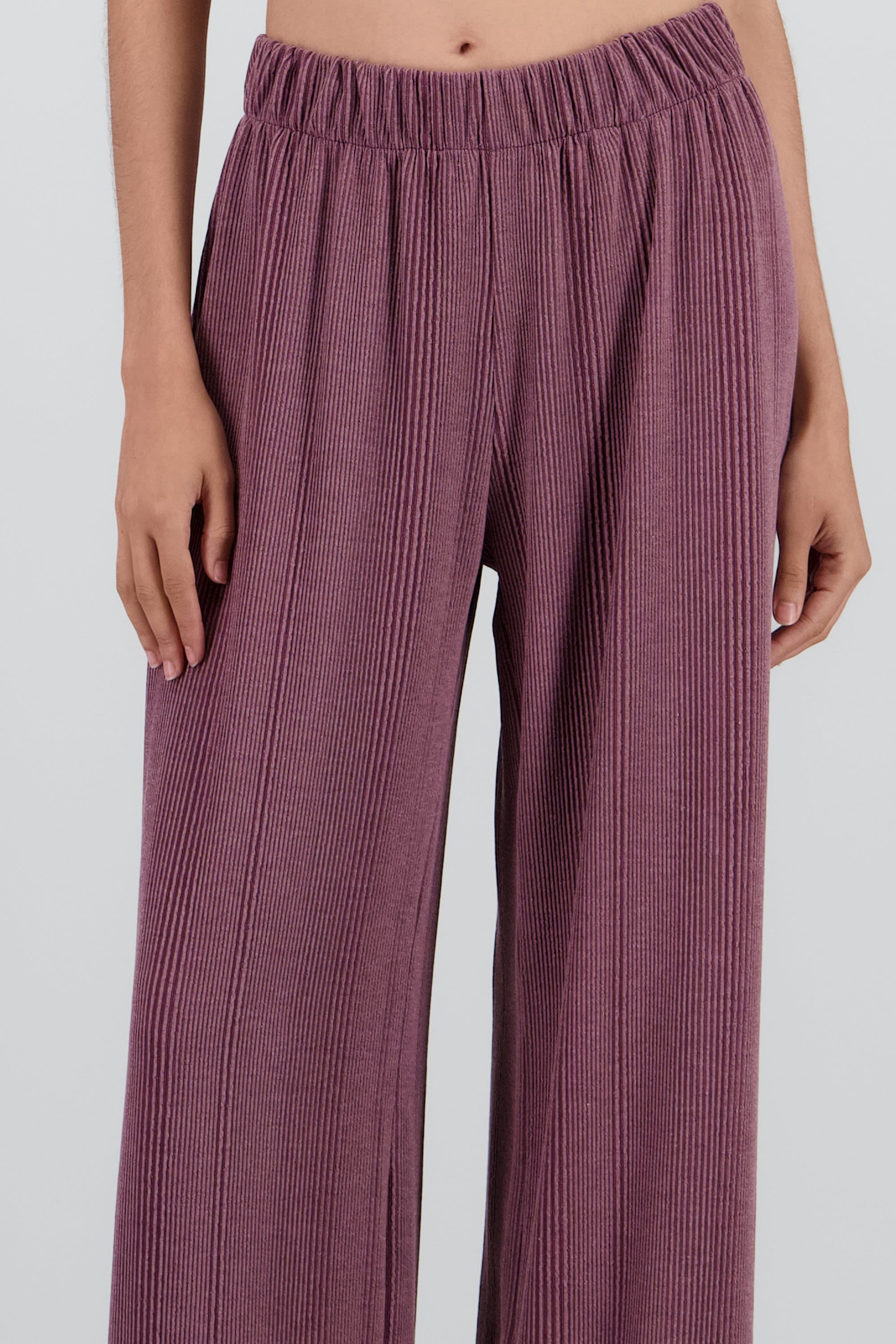 Pantalon amplio detalle textura CIRUELA