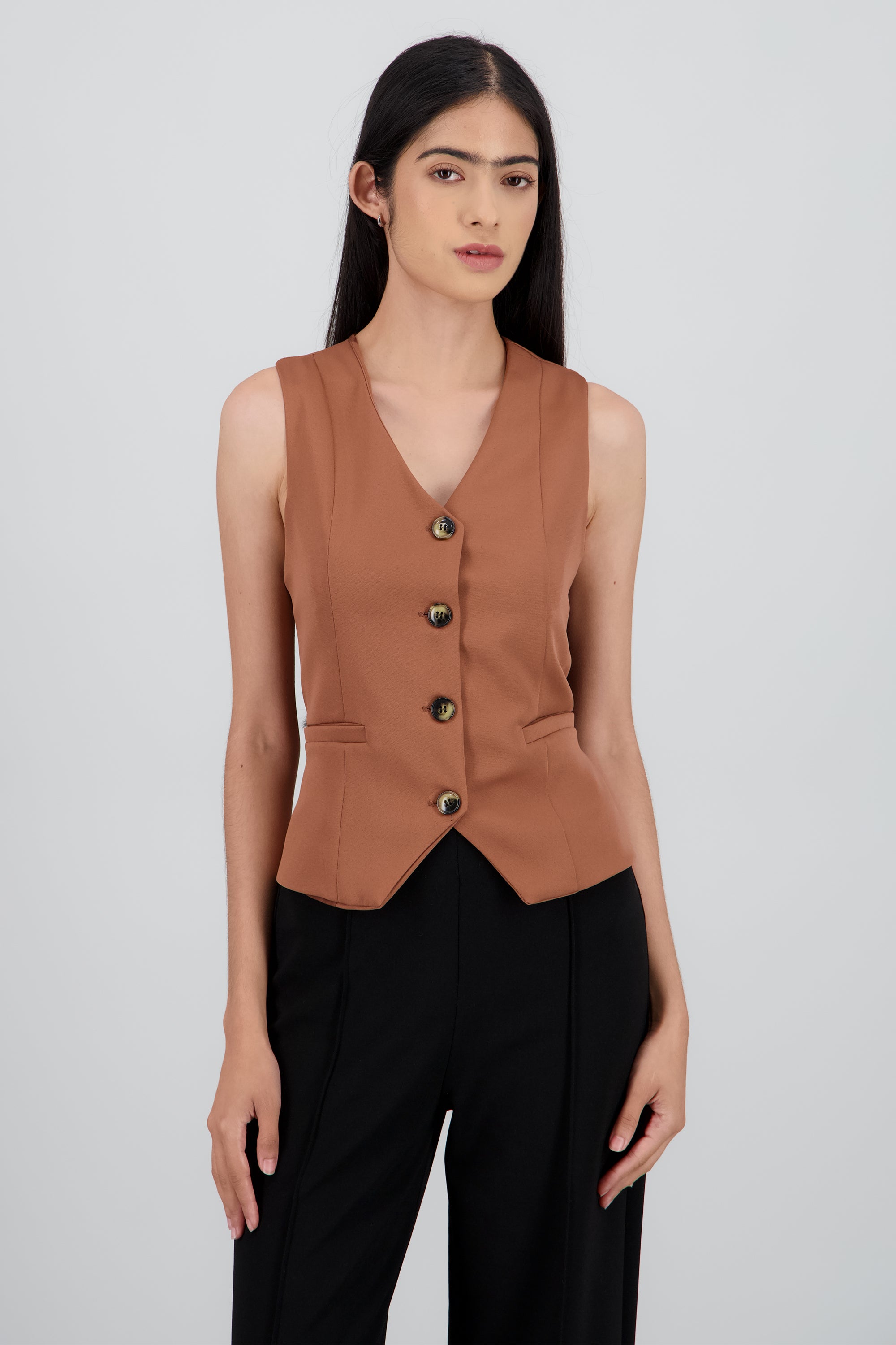 Chaleco sastreado detalle costuras CAFE