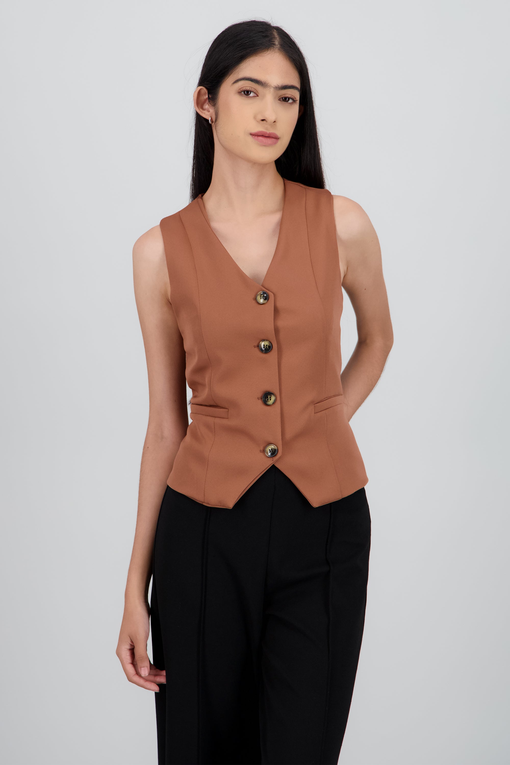 Chaleco sastreado detalle costuras CAFE