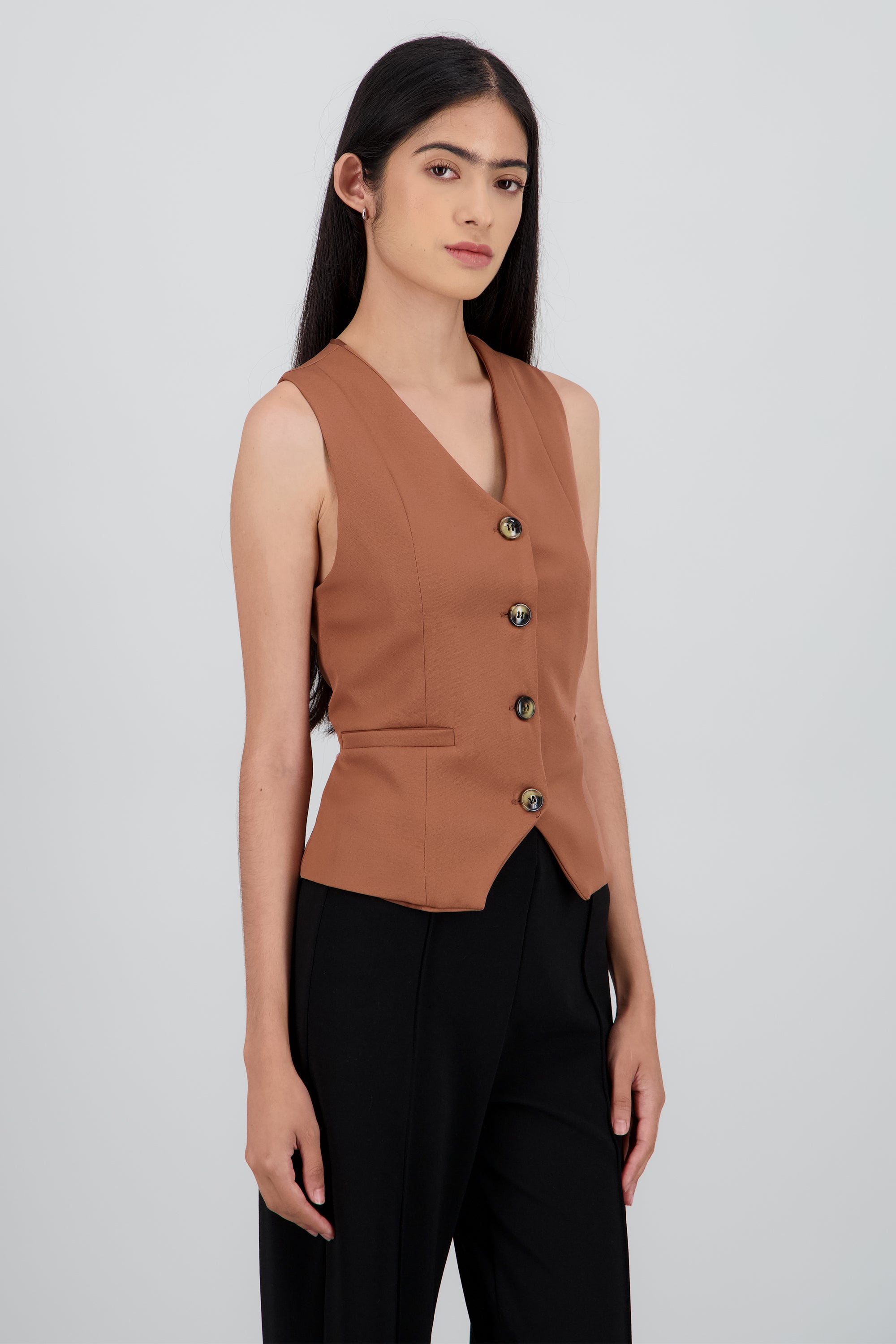 Chaleco sastreado detalle costuras CAFE