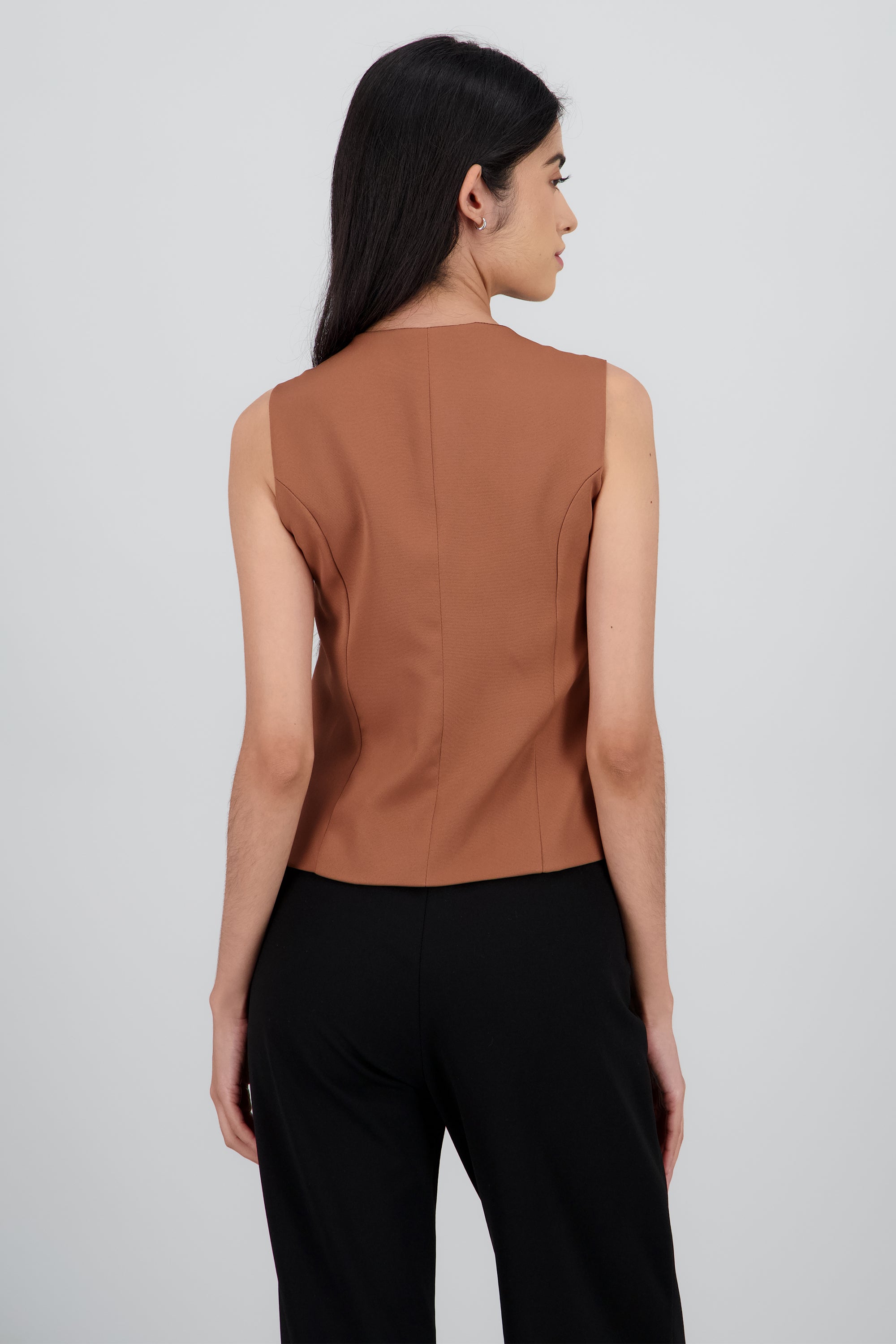 Chaleco sastreado detalle costuras CAFE