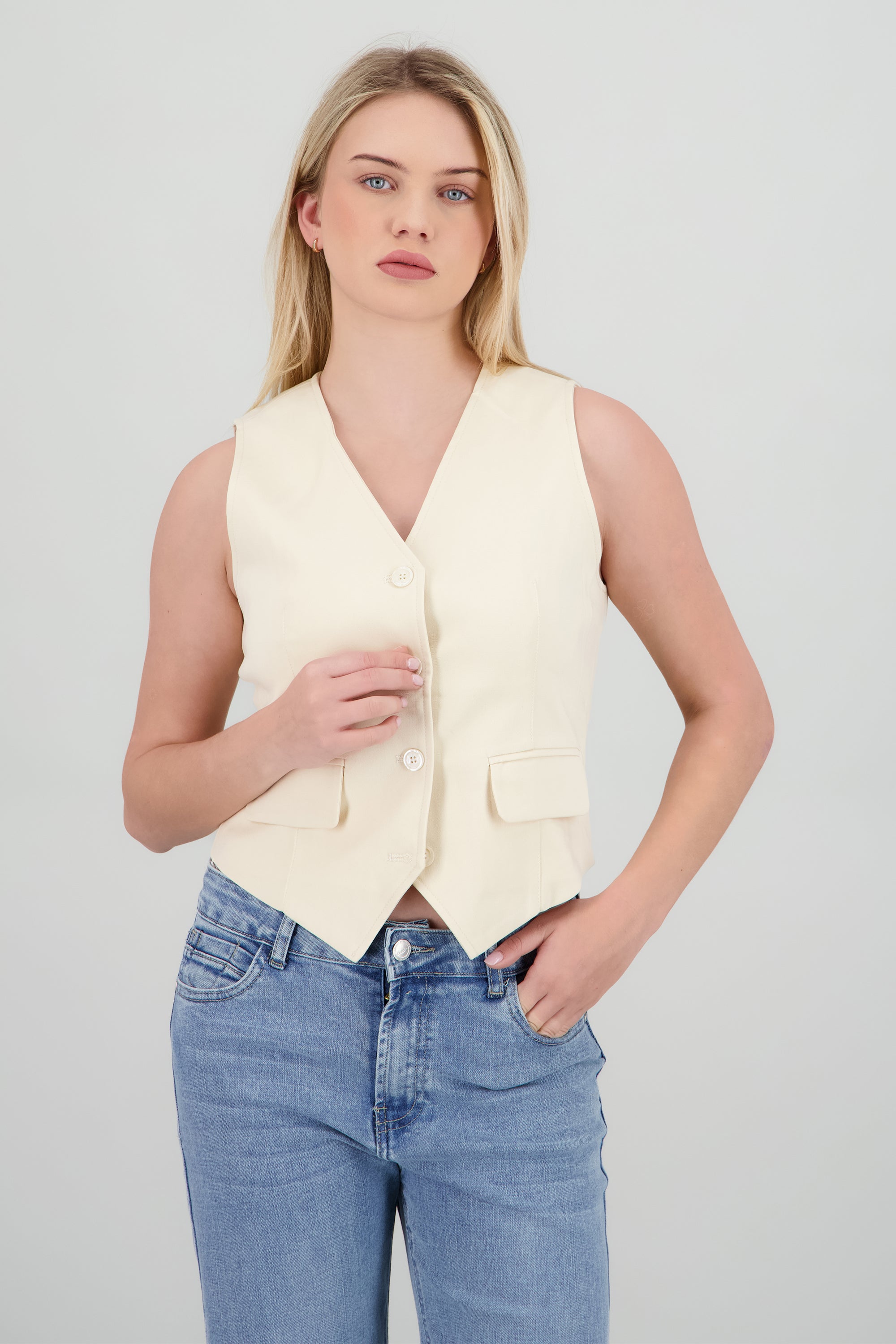 Chaleco crop liso detalle amarre espalda ARENA