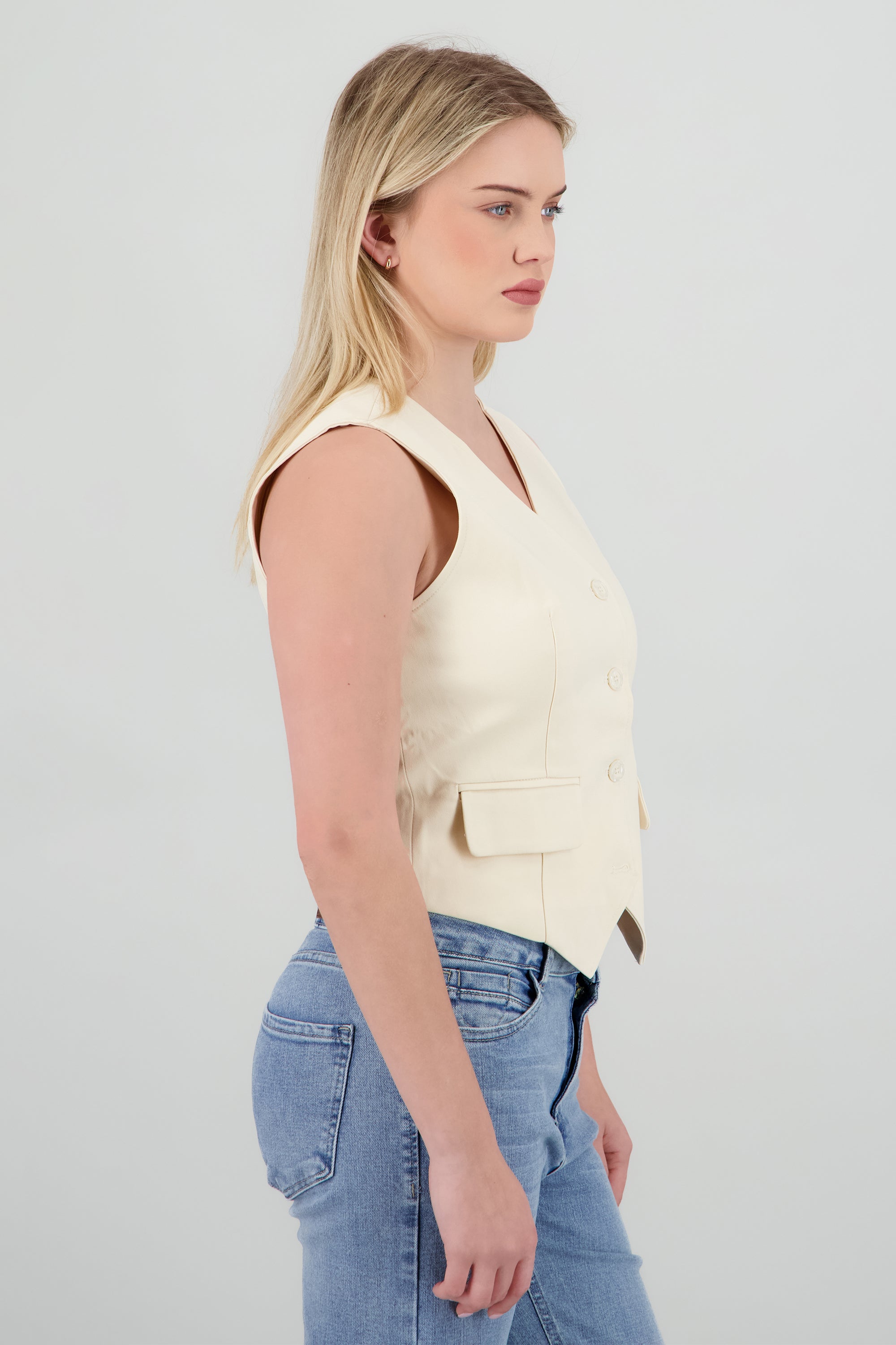 Chaleco crop liso detalle amarre espalda ARENA