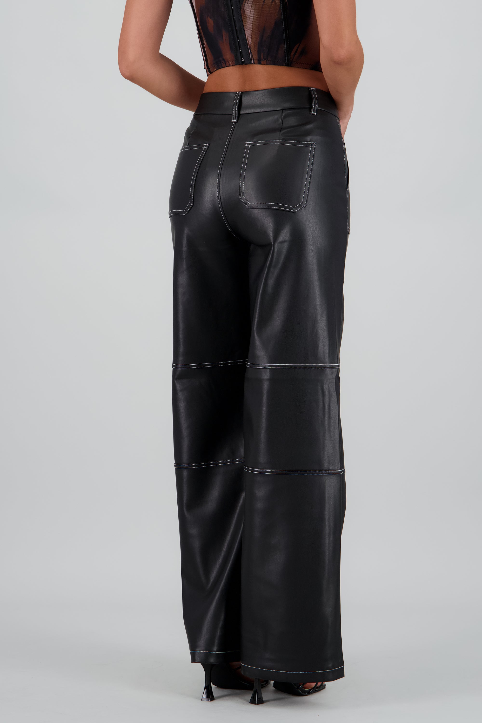 Pantalon de pu detalle costuras en contraste NEGRO