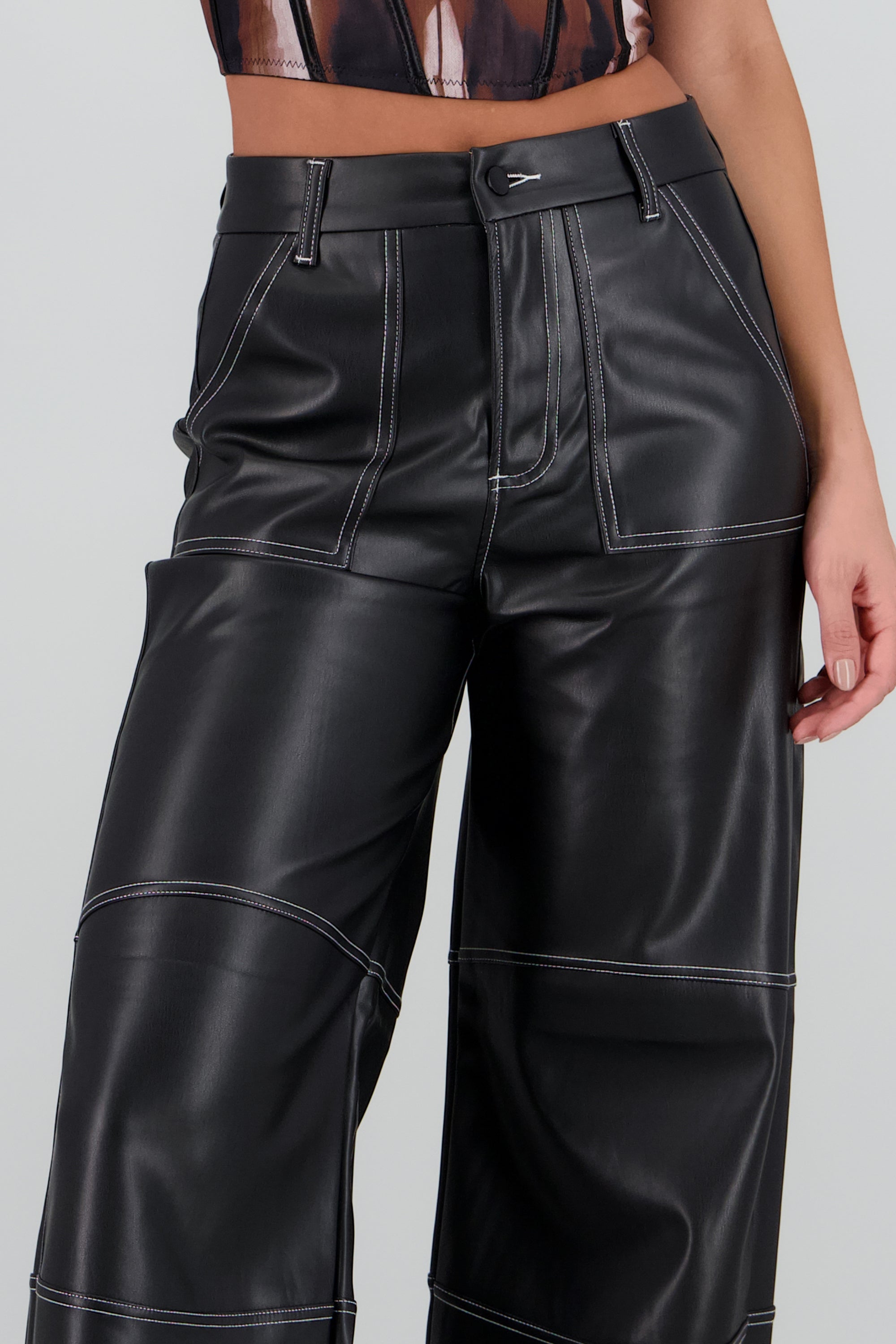 Pantalon de pu detalle costuras en contraste NEGRO