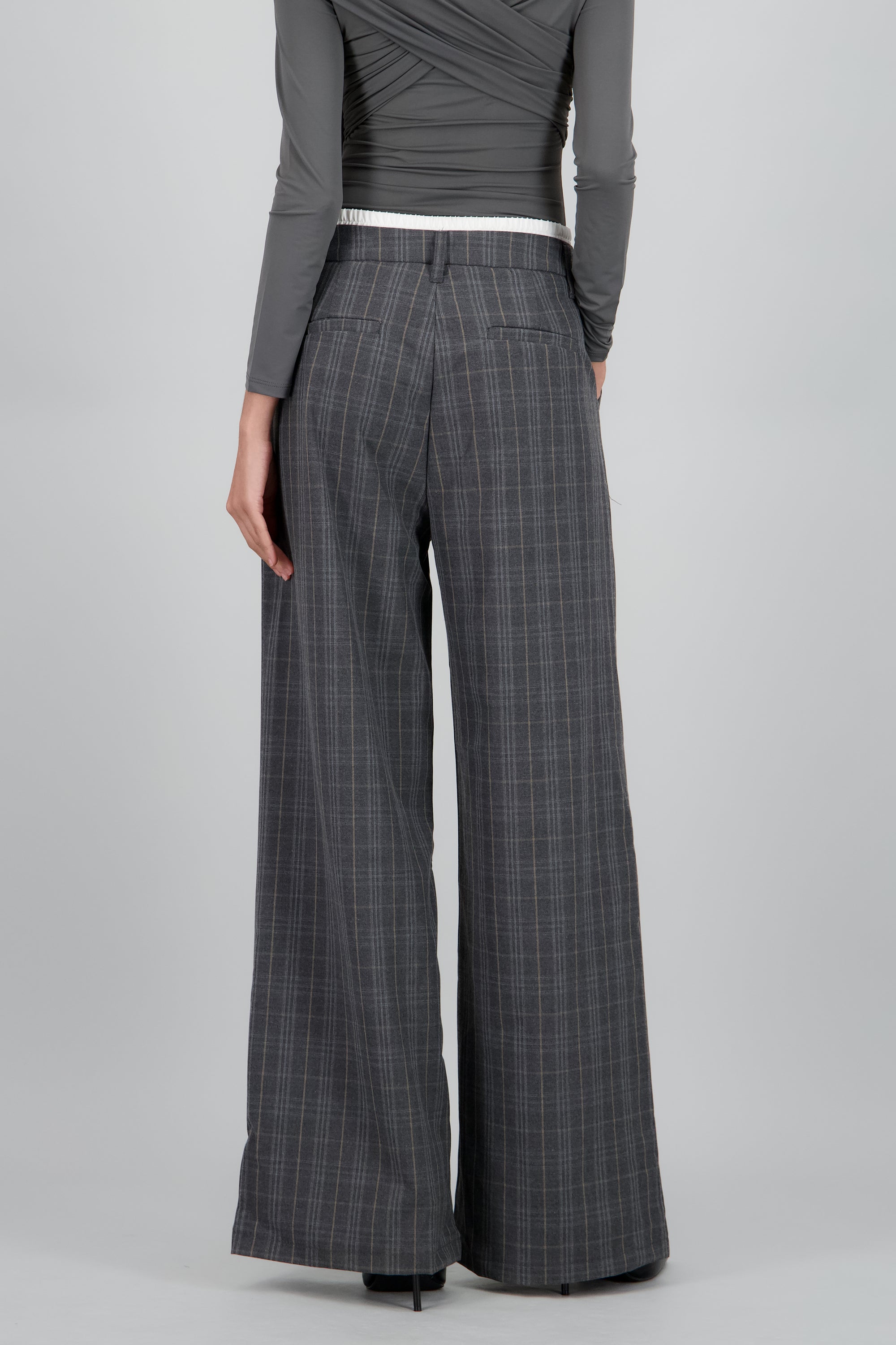 Pantalon recto de cuadros en contraste GRIS COMBO