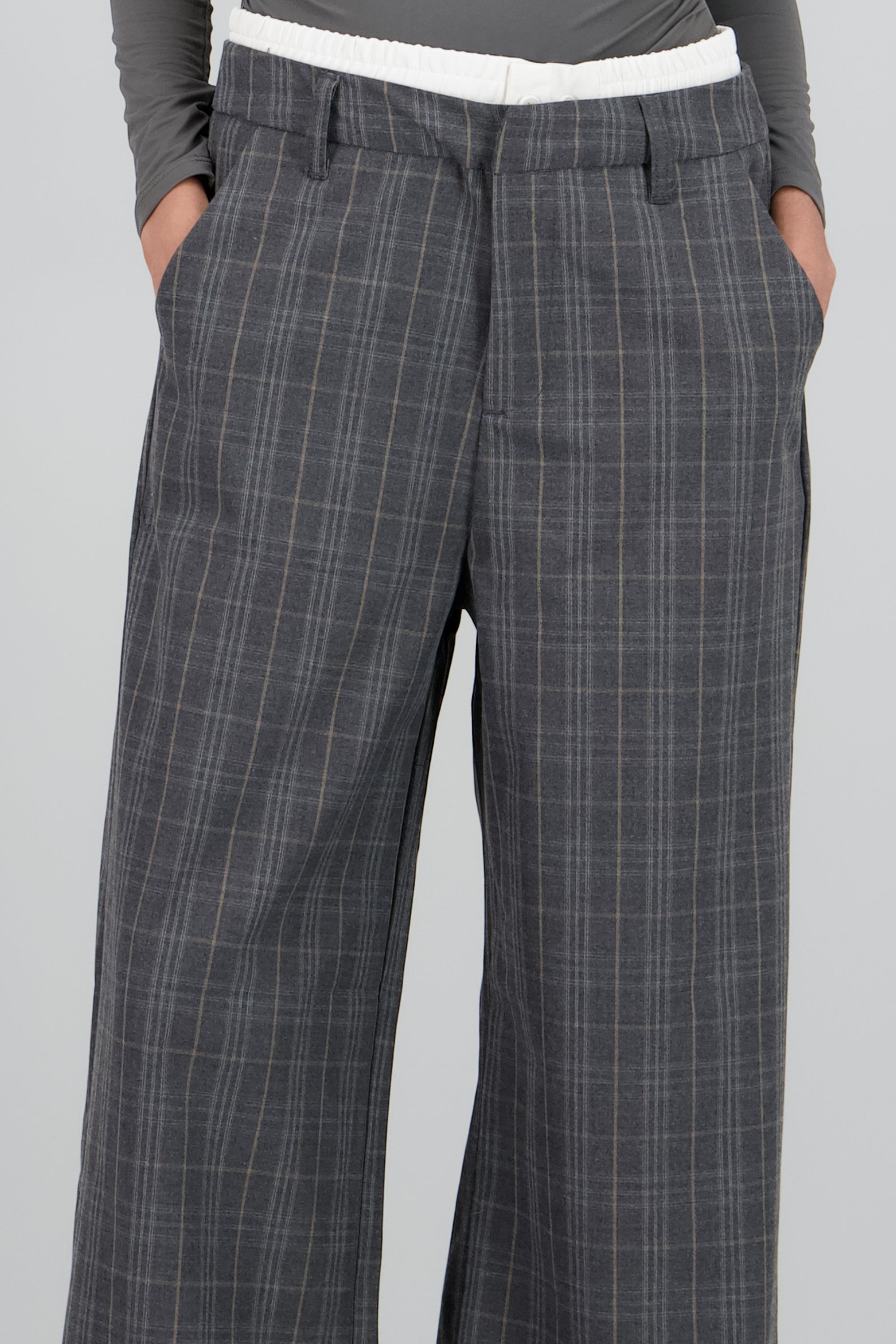 Pantalon recto de cuadros en contraste GRIS COMBO