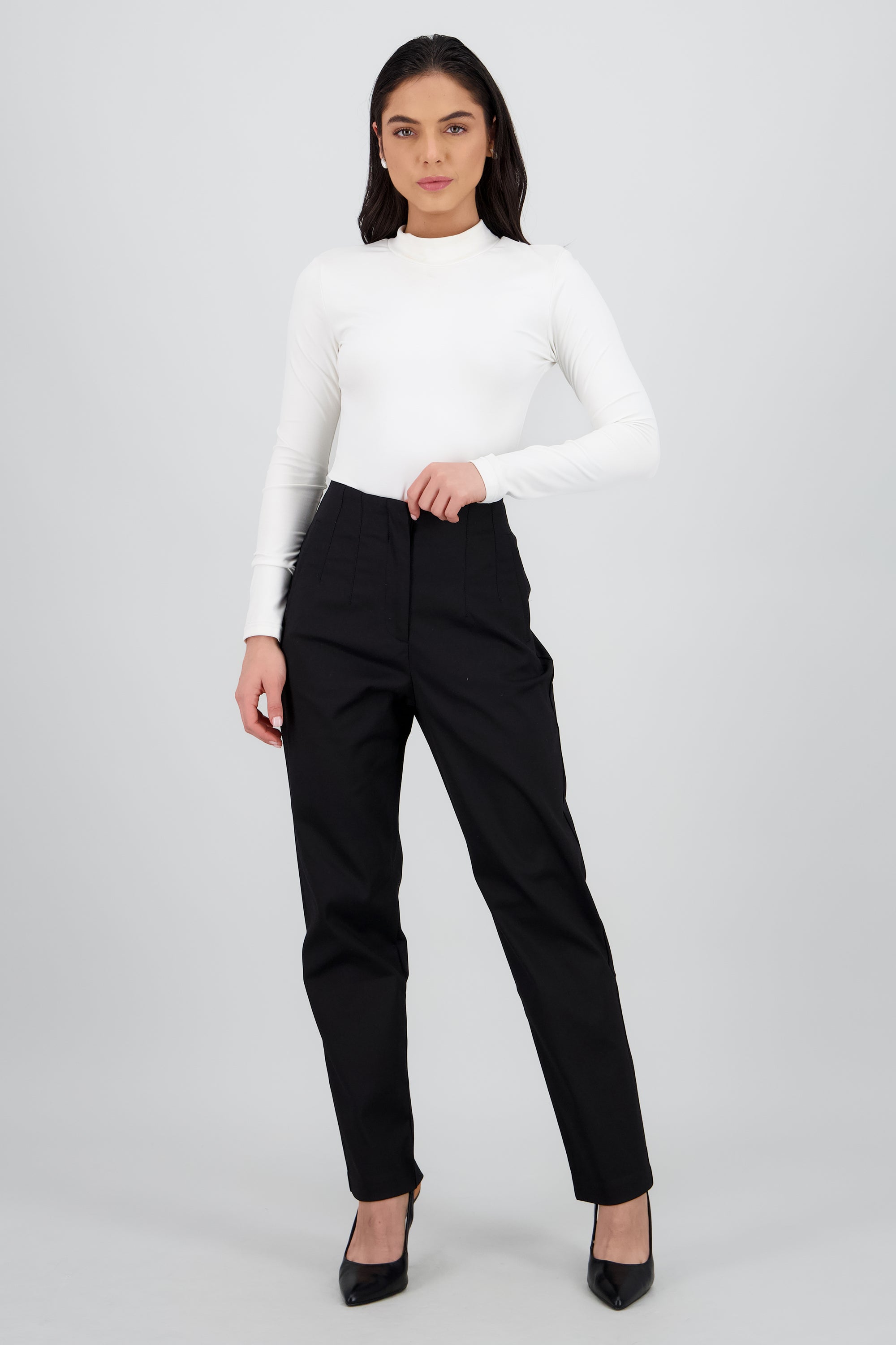 Pantalon liso bolsas NEGRO