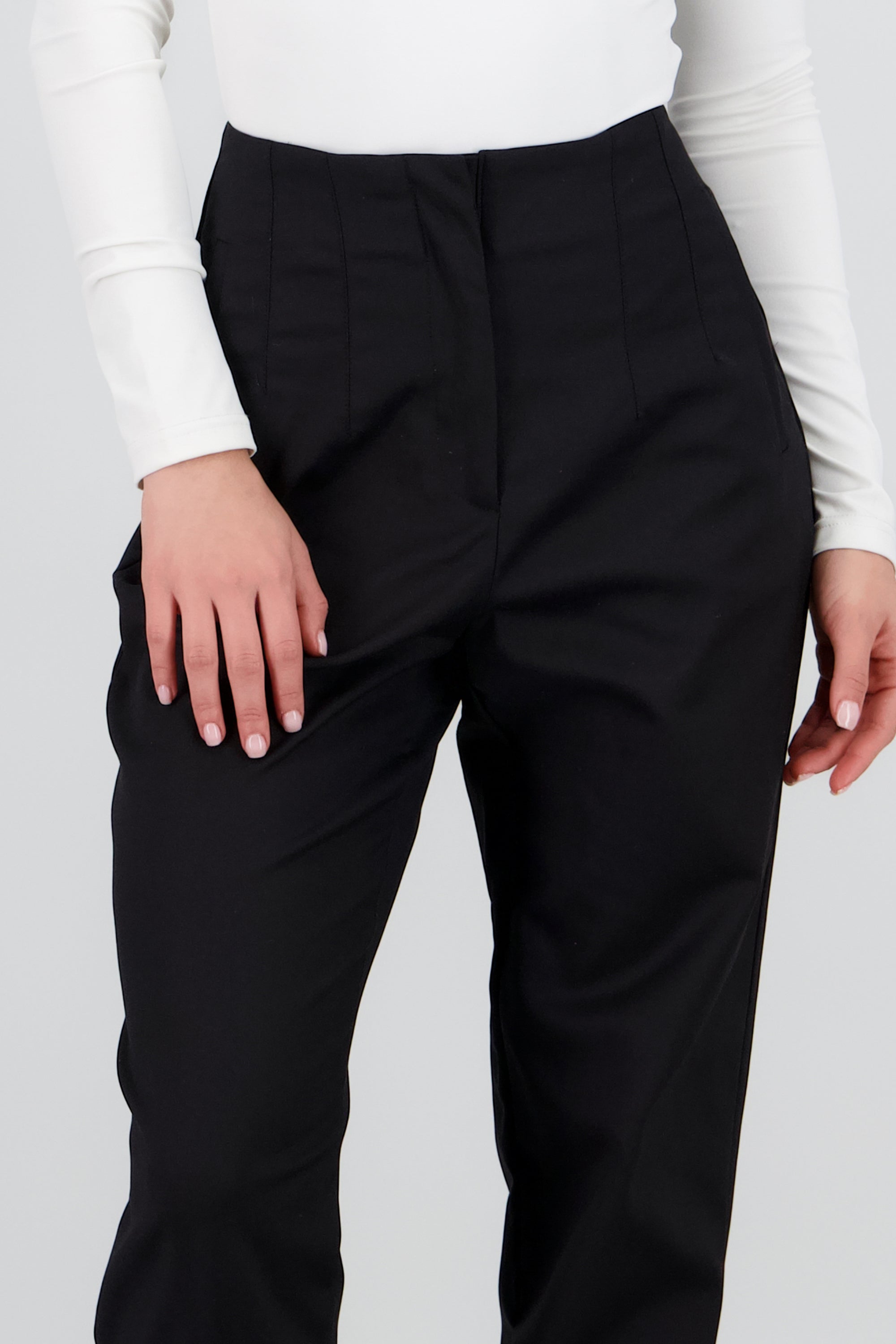 Pantalon liso bolsas NEGRO