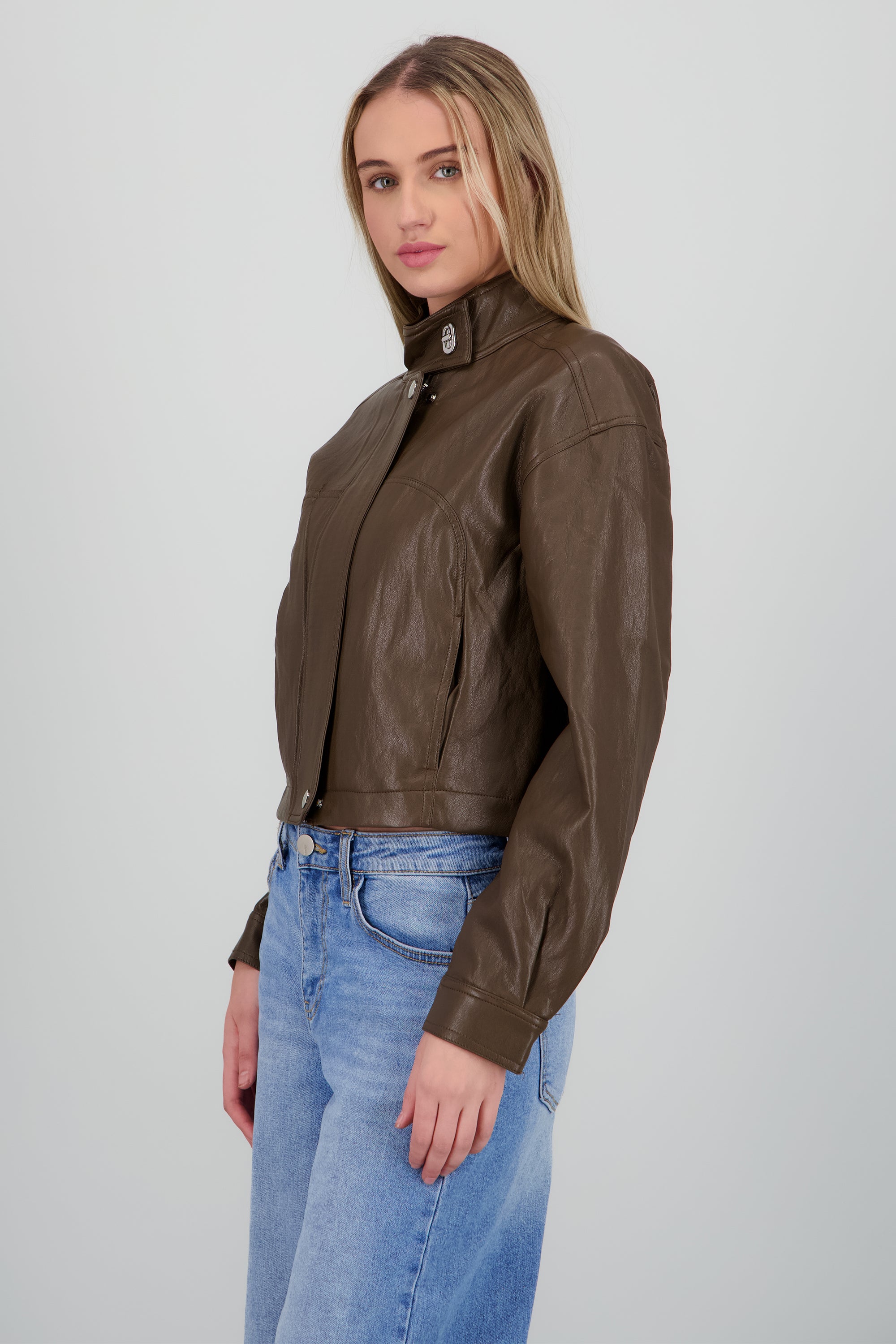 Chamarra cuello alto pu CAFE