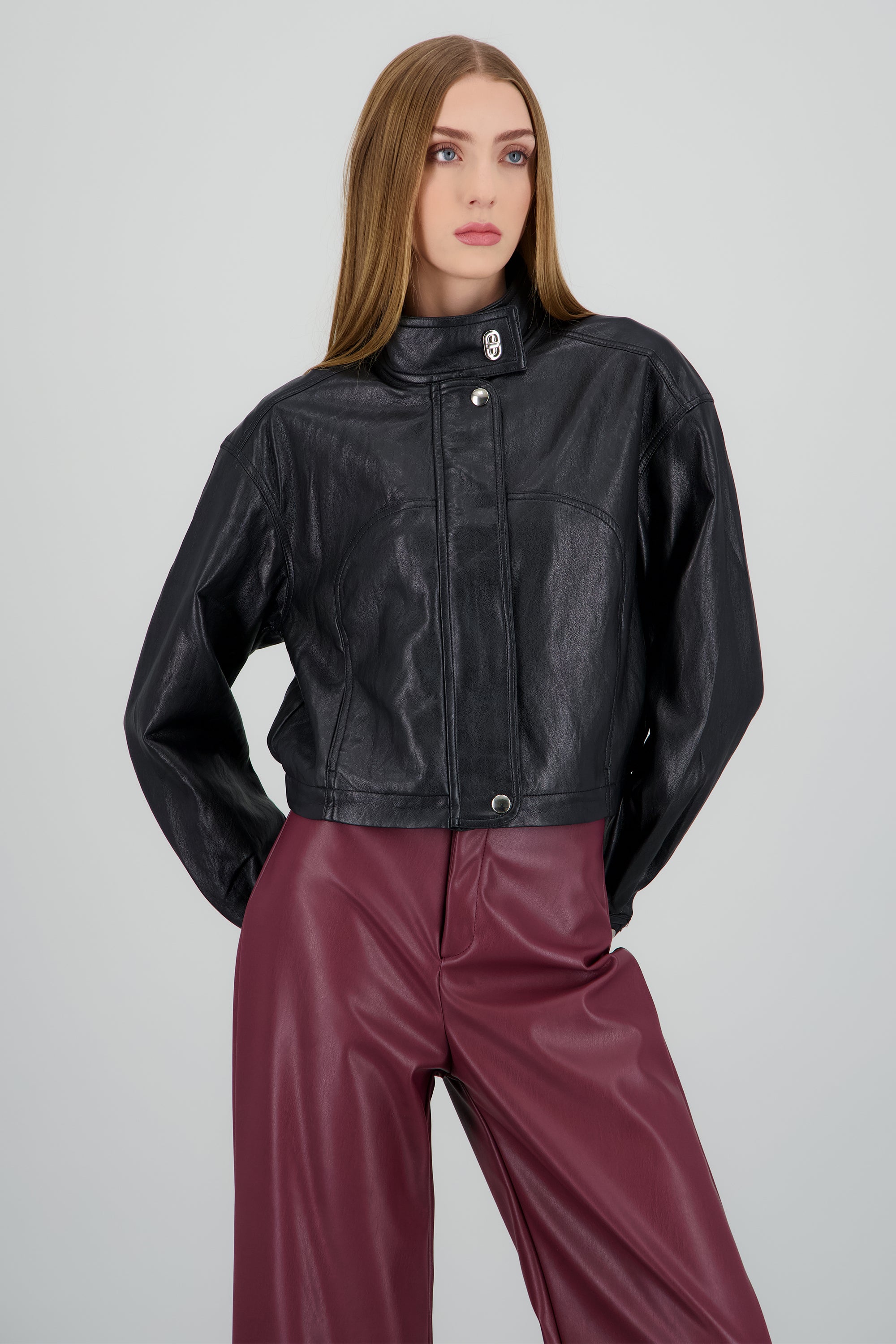 Chamarra cuello alto pu NEGRO