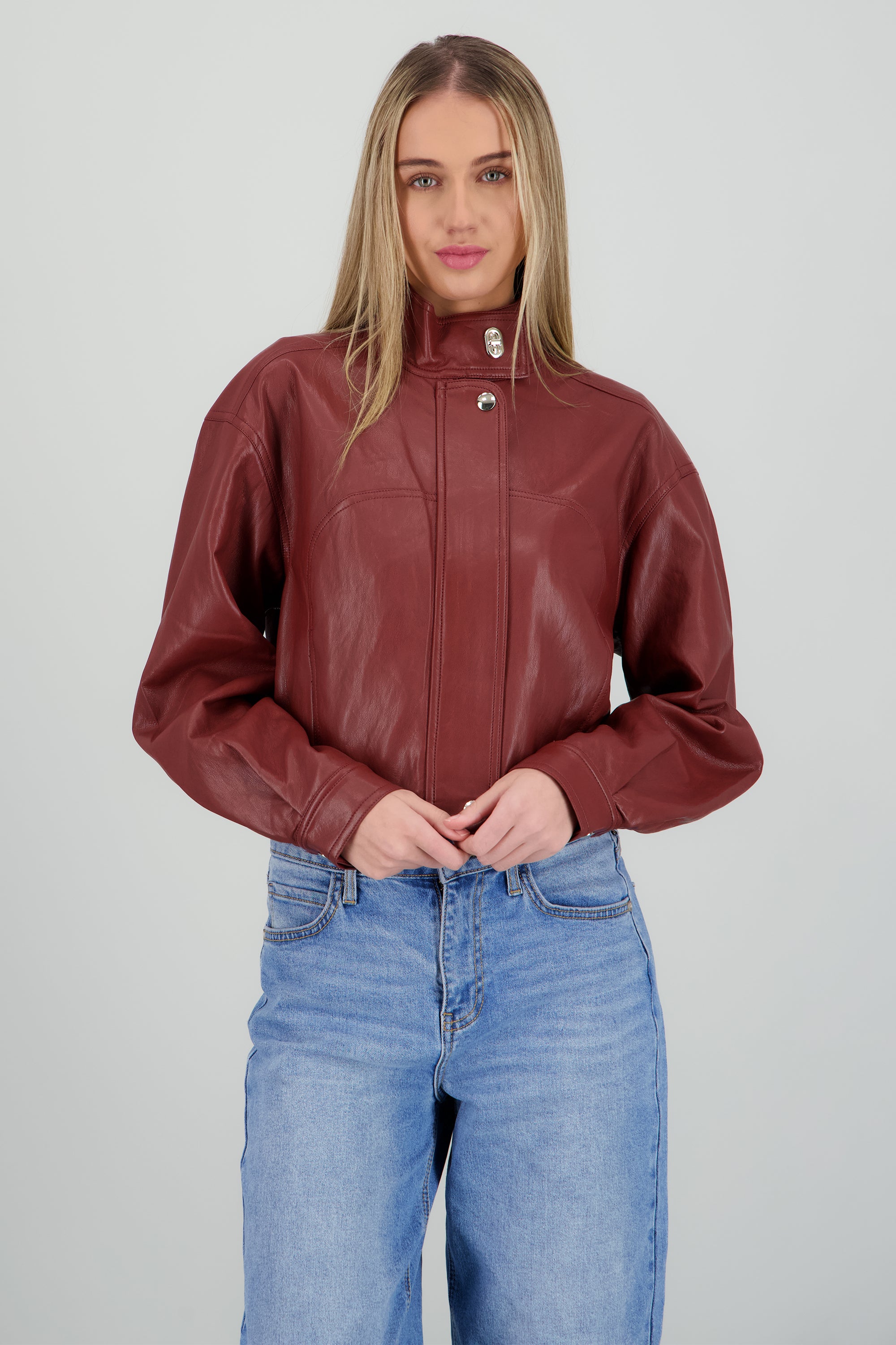 Chamarra cuello alto pu VINO