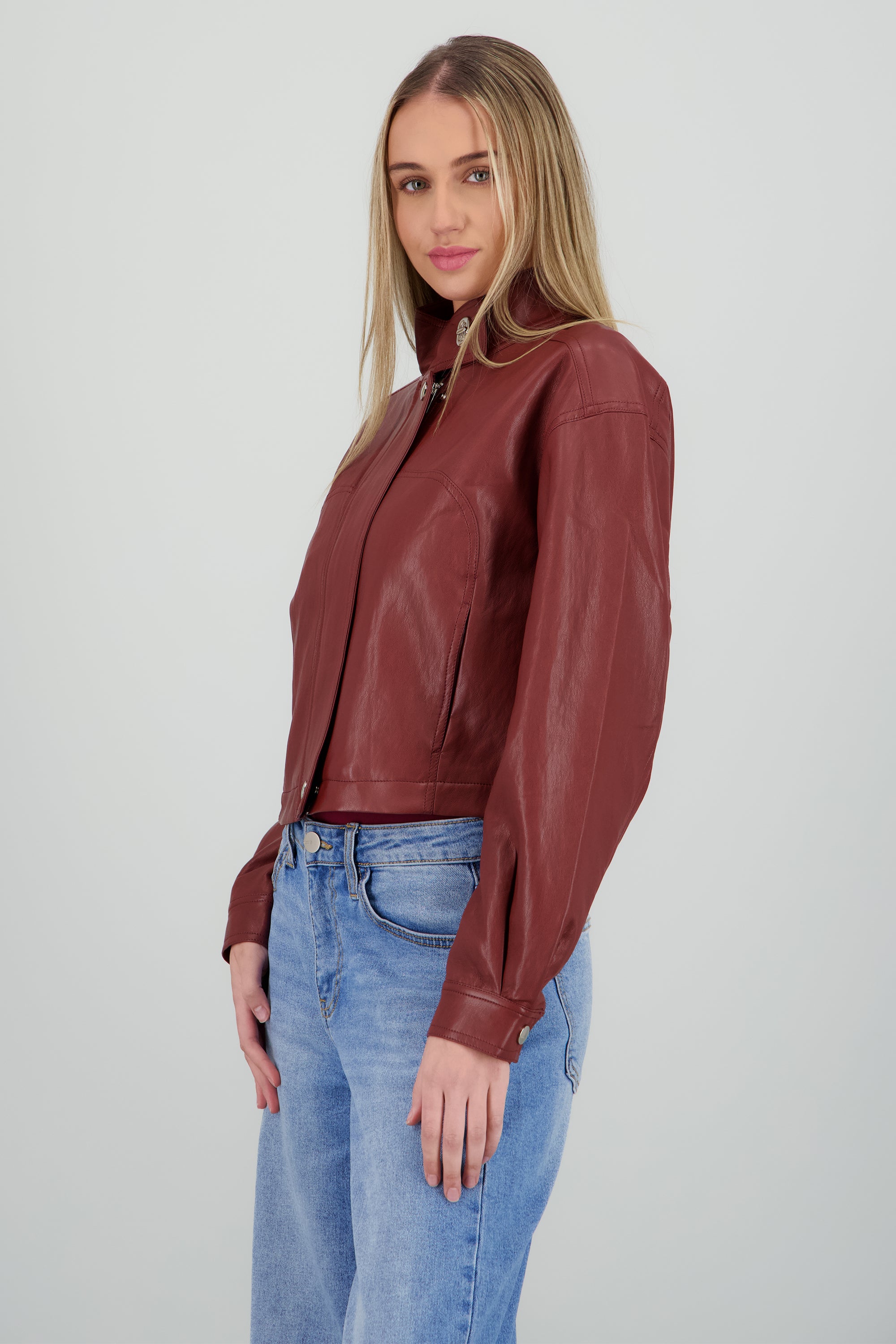 Chamarra cuello alto pu VINO