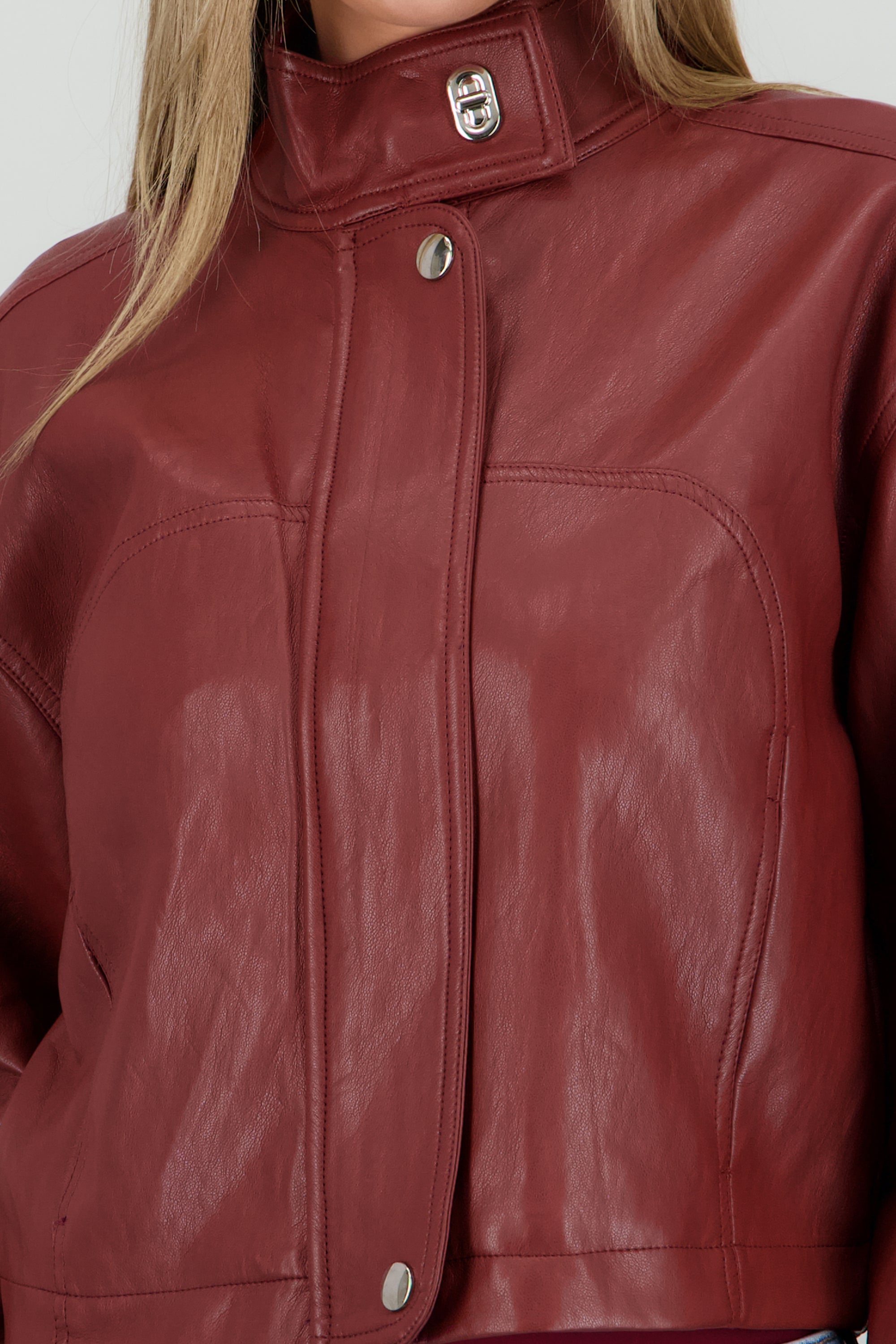 Chamarra cuello alto pu VINO