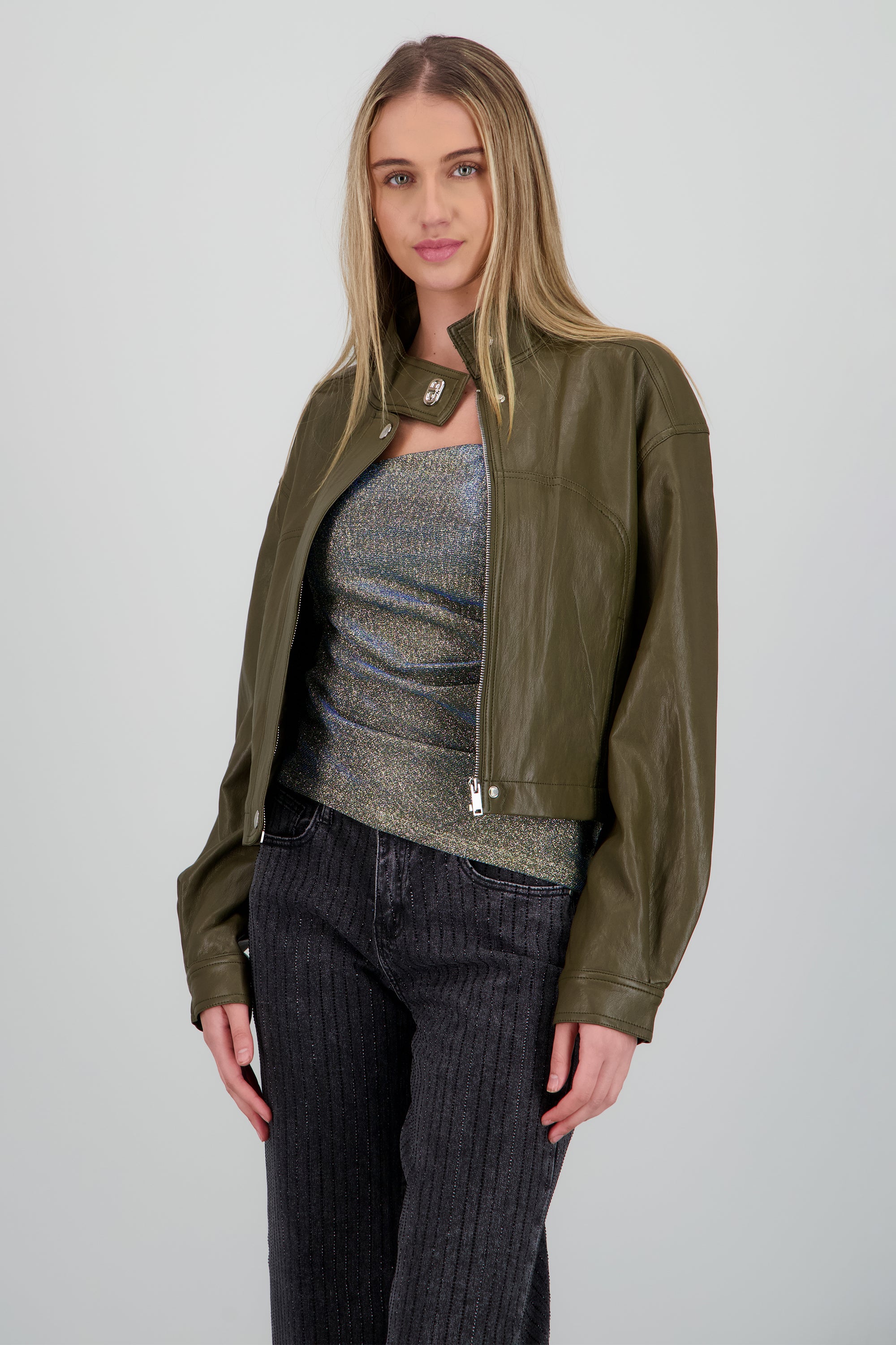 Chamarra cuello alto pu OLIVO