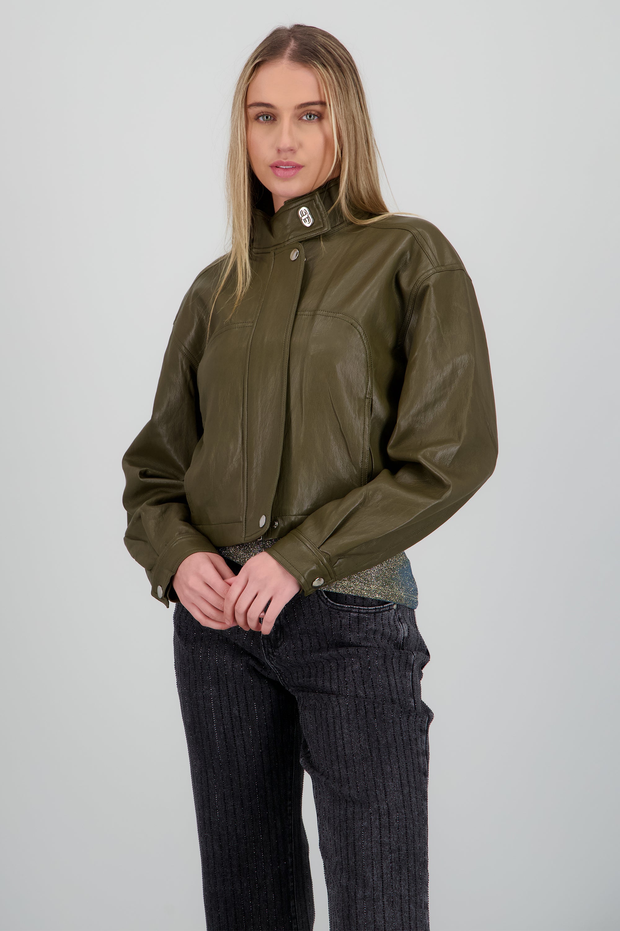 Chamarra cuello alto pu OLIVO