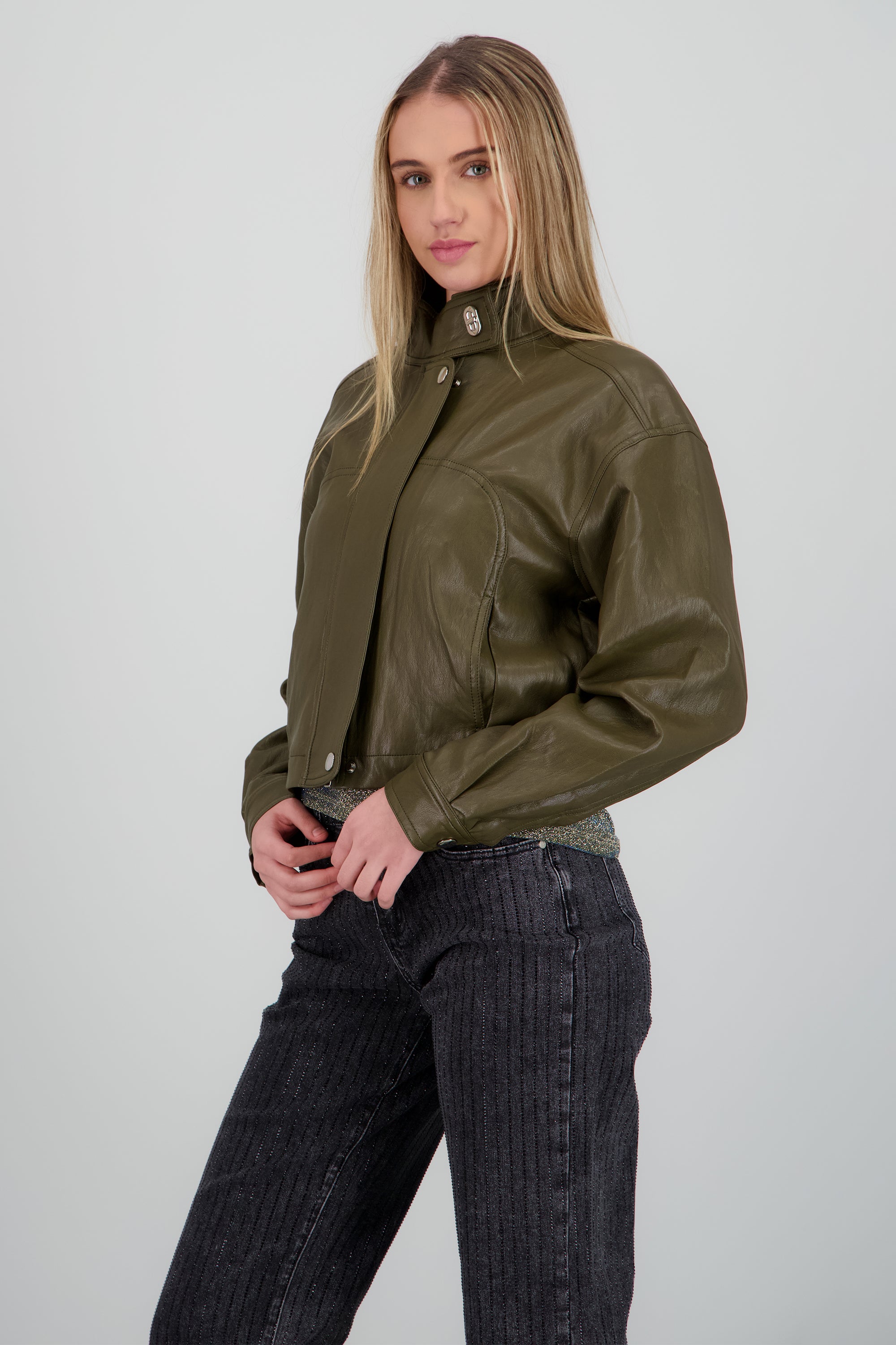 Chamarra cuello alto pu OLIVO