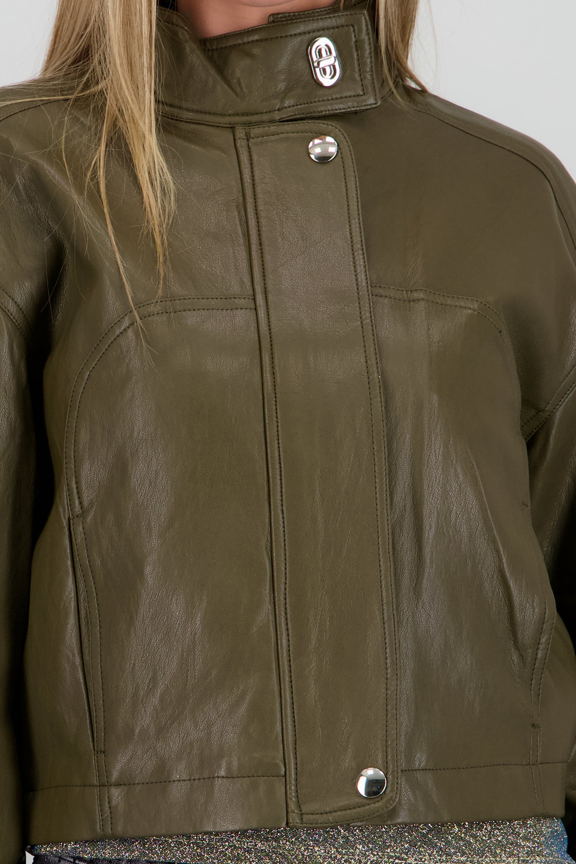 Chamarra cuello alto pu OLIVO