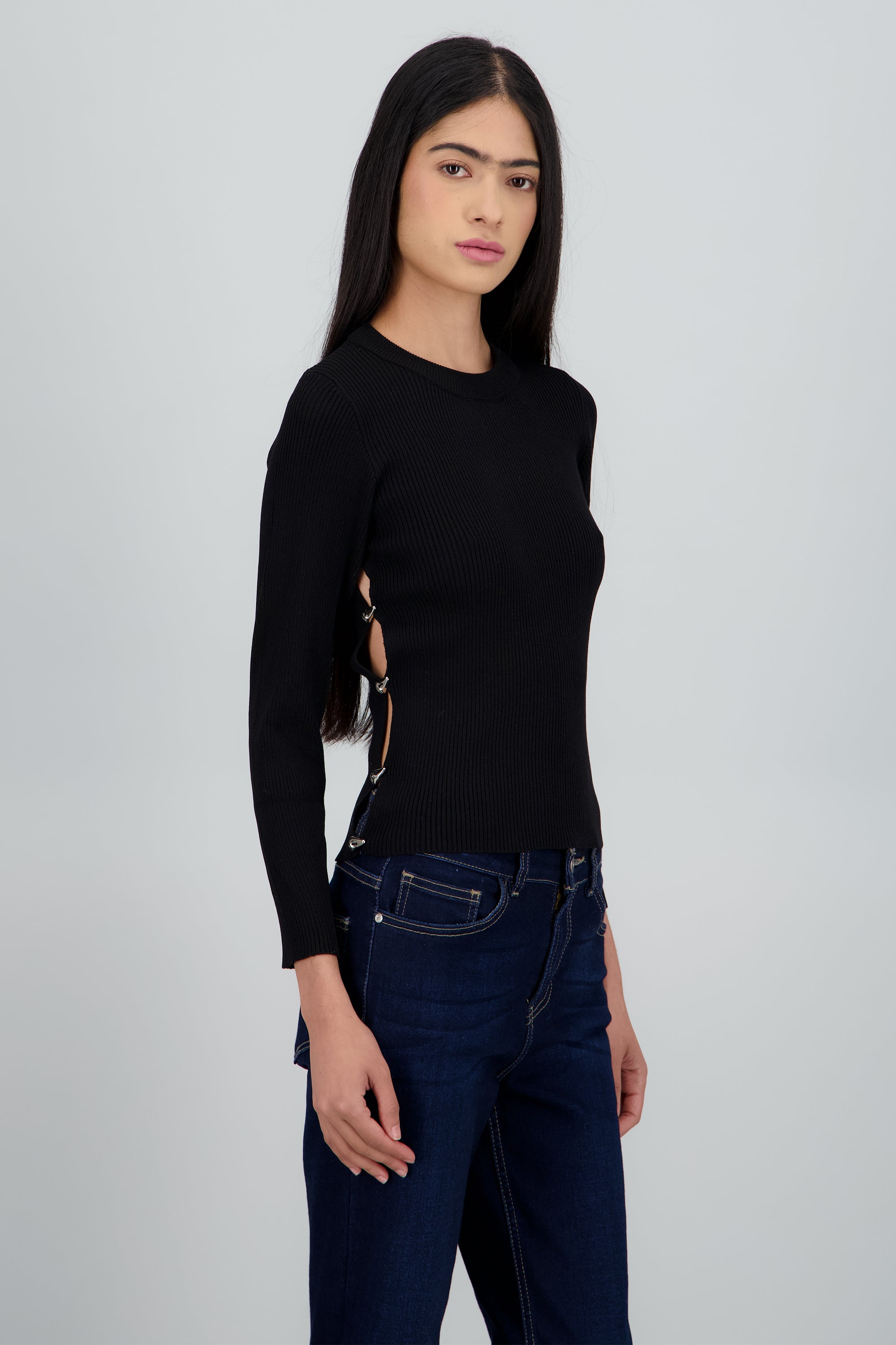 Sueter tejido detalle aberturas NEGRO