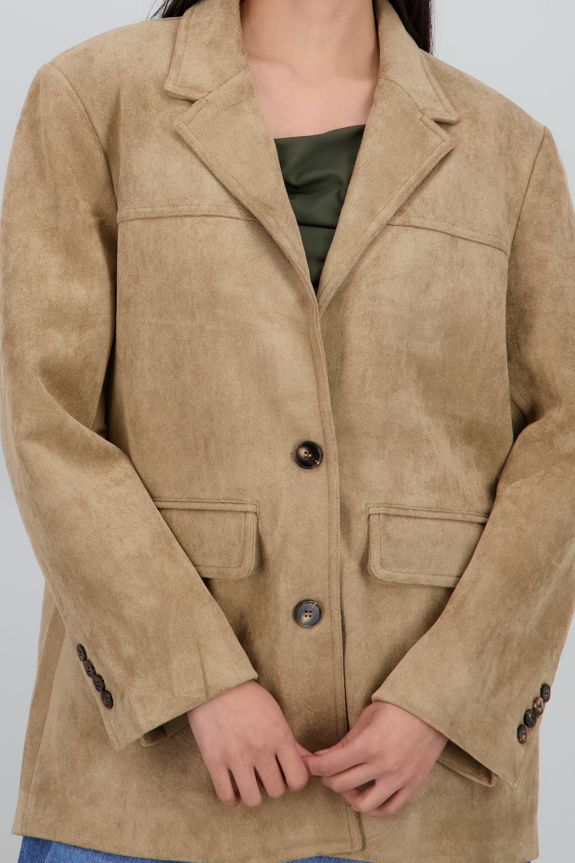 Saco oversized detalle tela CAMELLO