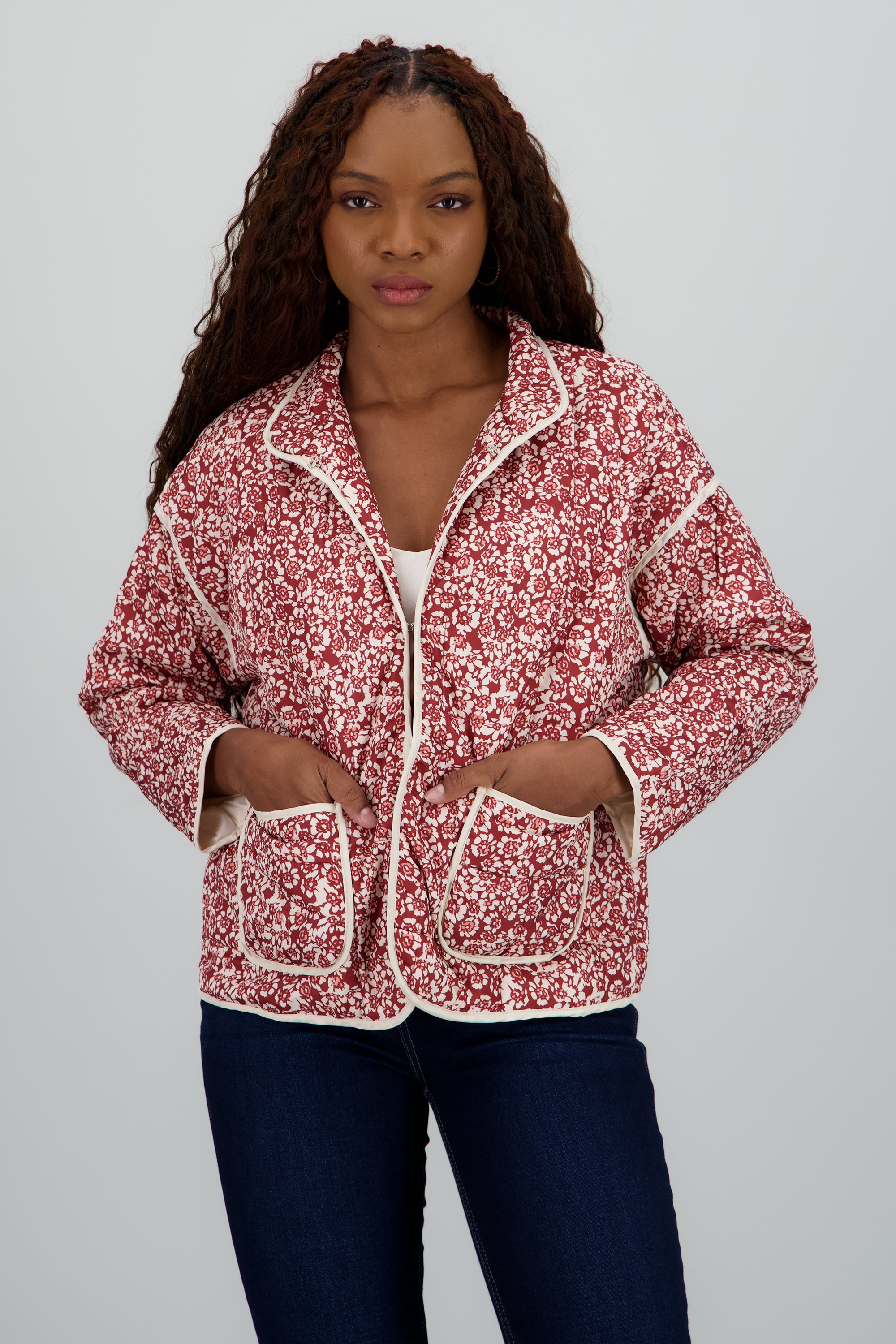 Chamarra capitonada de flores detalle contraste VINO COMBO