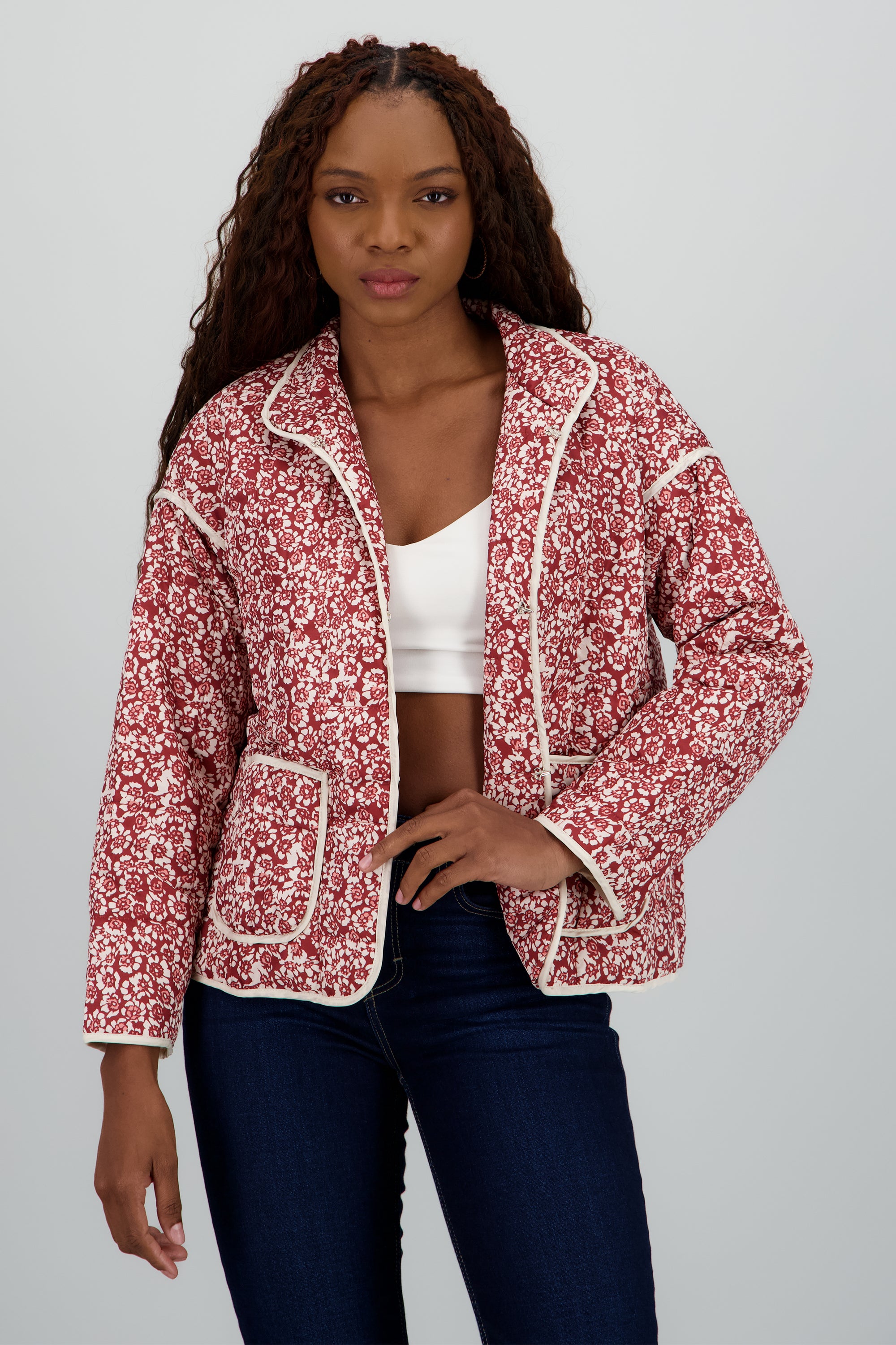 Chamarra capitonada de flores detalle contraste VINO COMBO