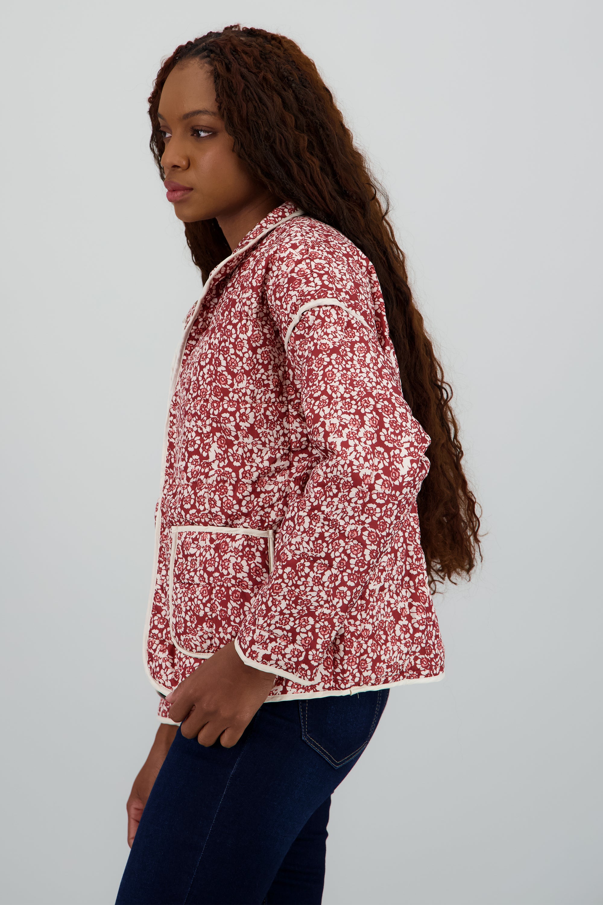 Chamarra capitonada de flores detalle contraste VINO COMBO