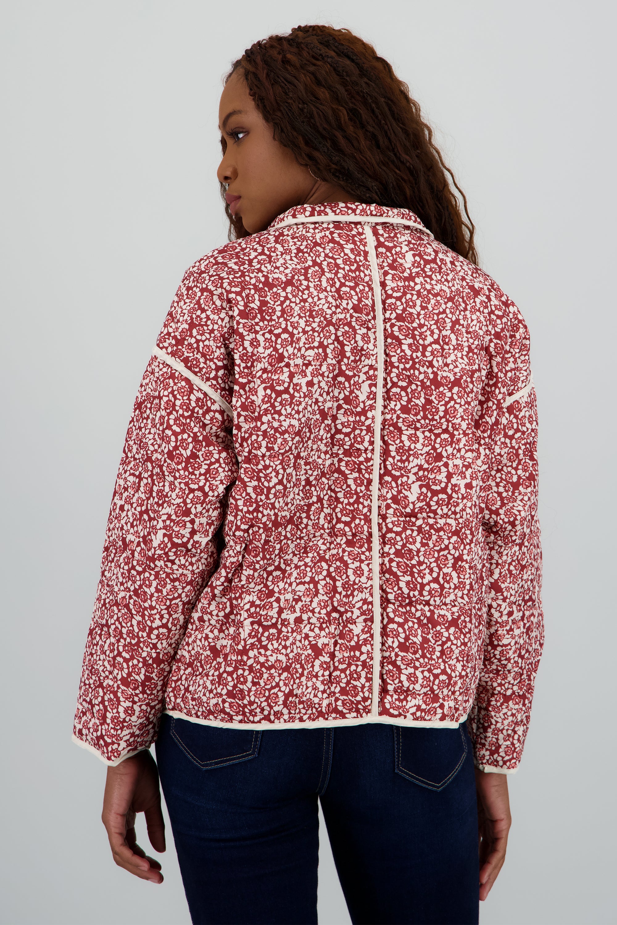 Chamarra capitonada de flores detalle contraste VINO COMBO