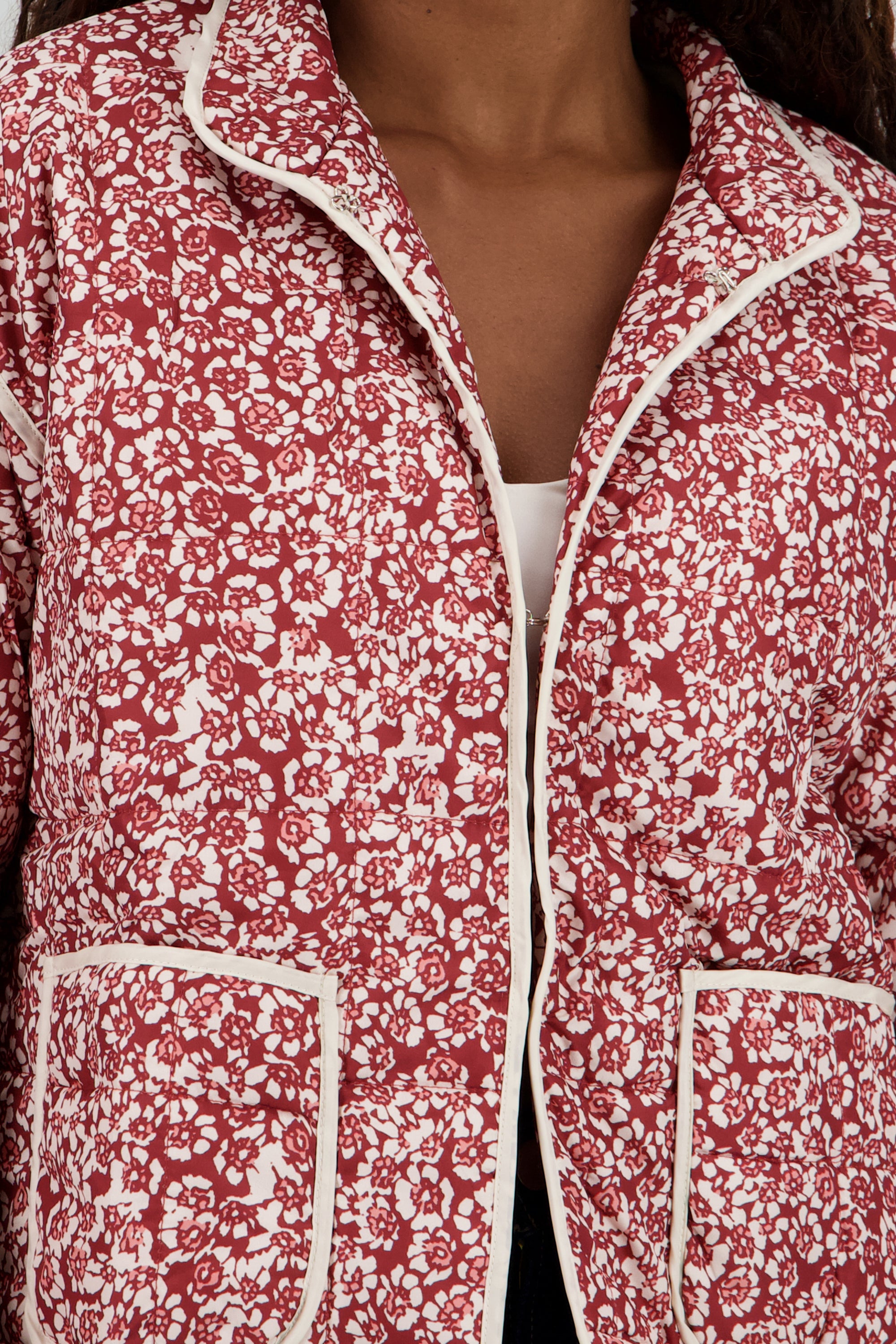 Chamarra capitonada de flores detalle contraste VINO COMBO