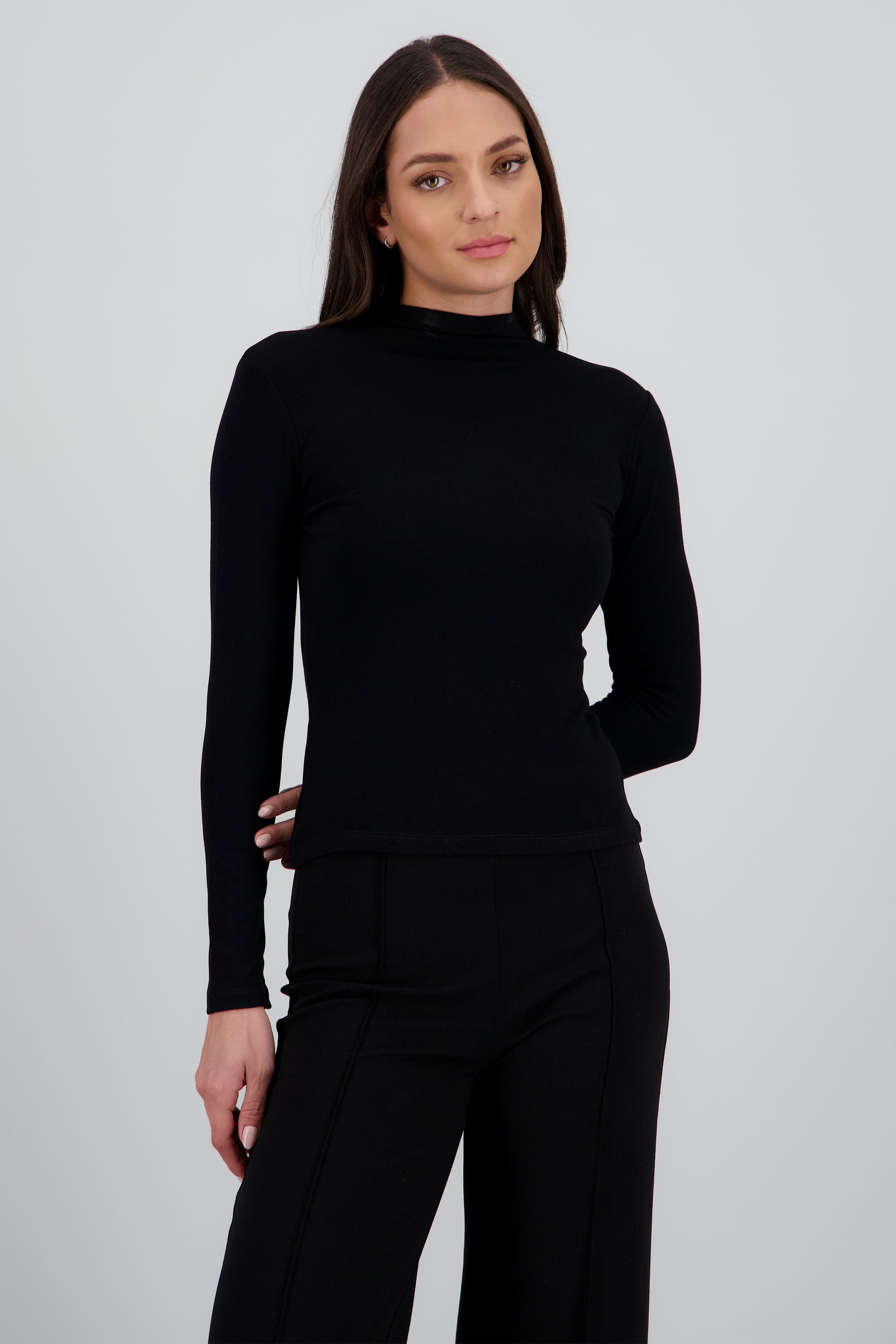 Top liso manga larga cuello alto NEGRO