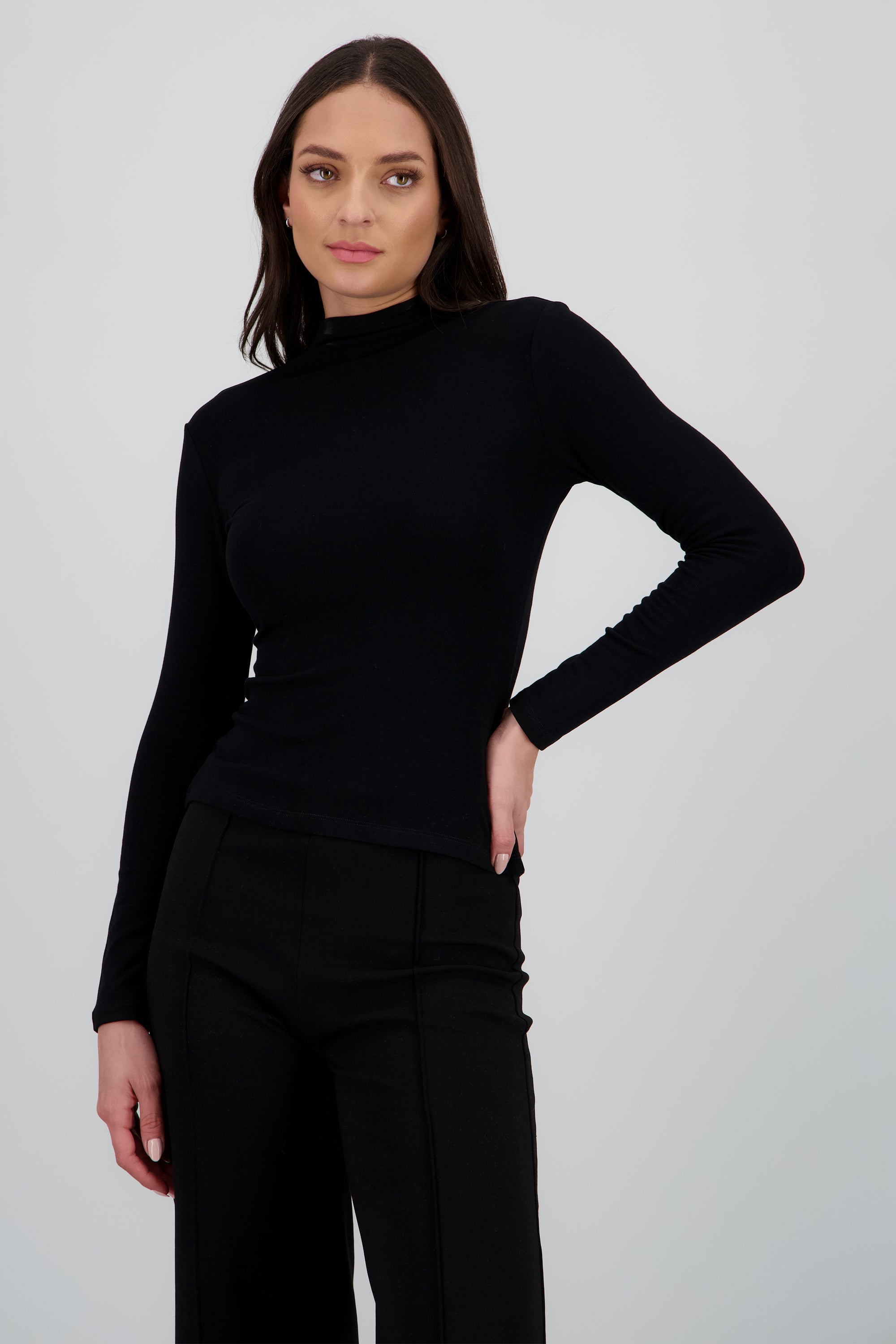 Top liso manga larga cuello alto NEGRO