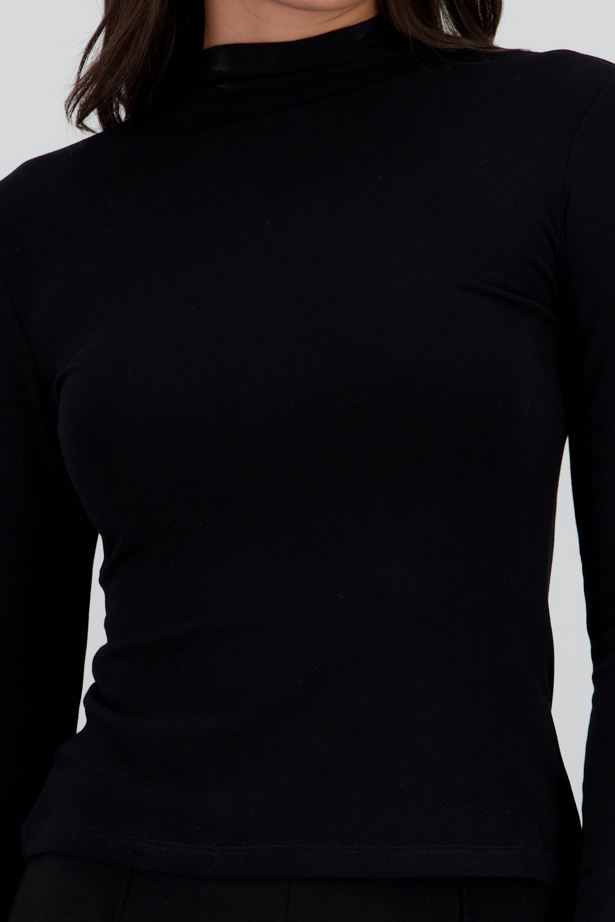 Top liso manga larga cuello alto NEGRO