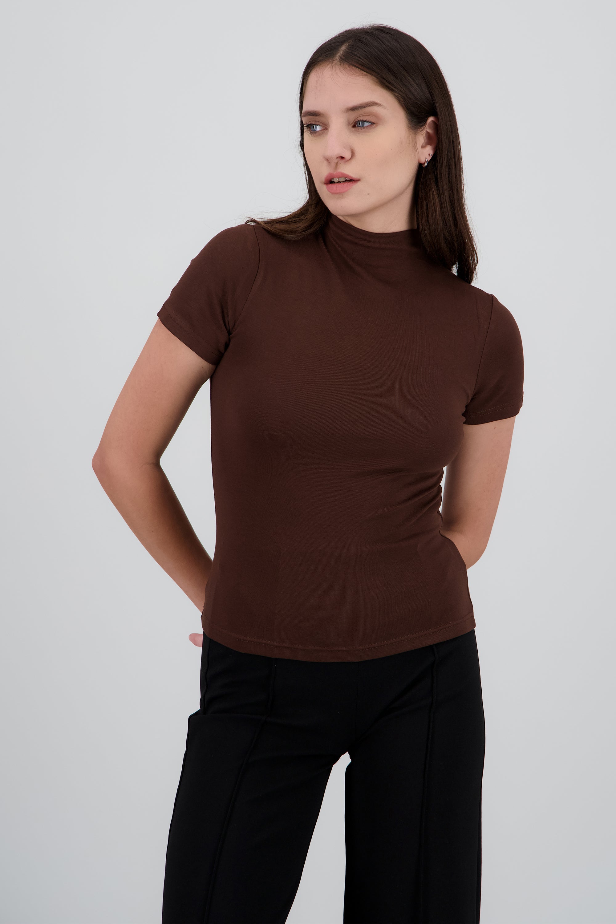 Top manga corta liso cuello alto CAFE