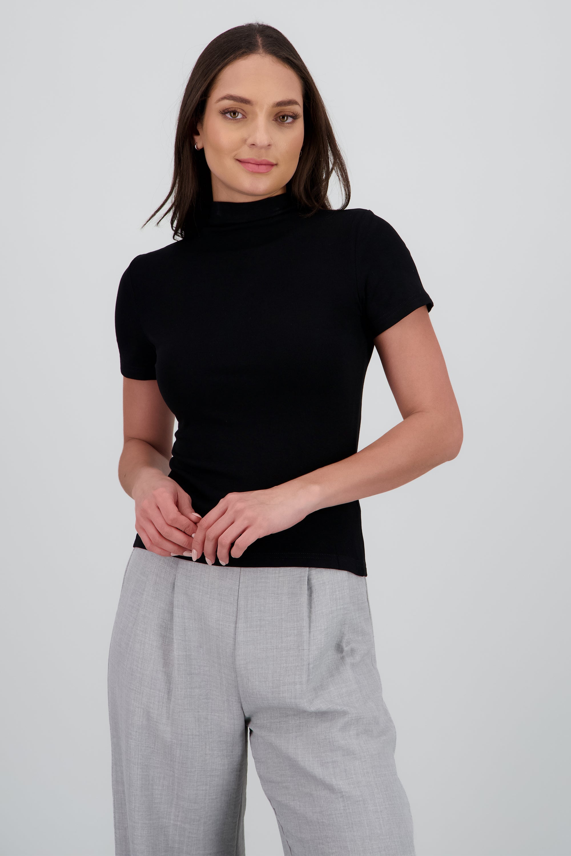 Top manga corta liso cuello alto NEGRO