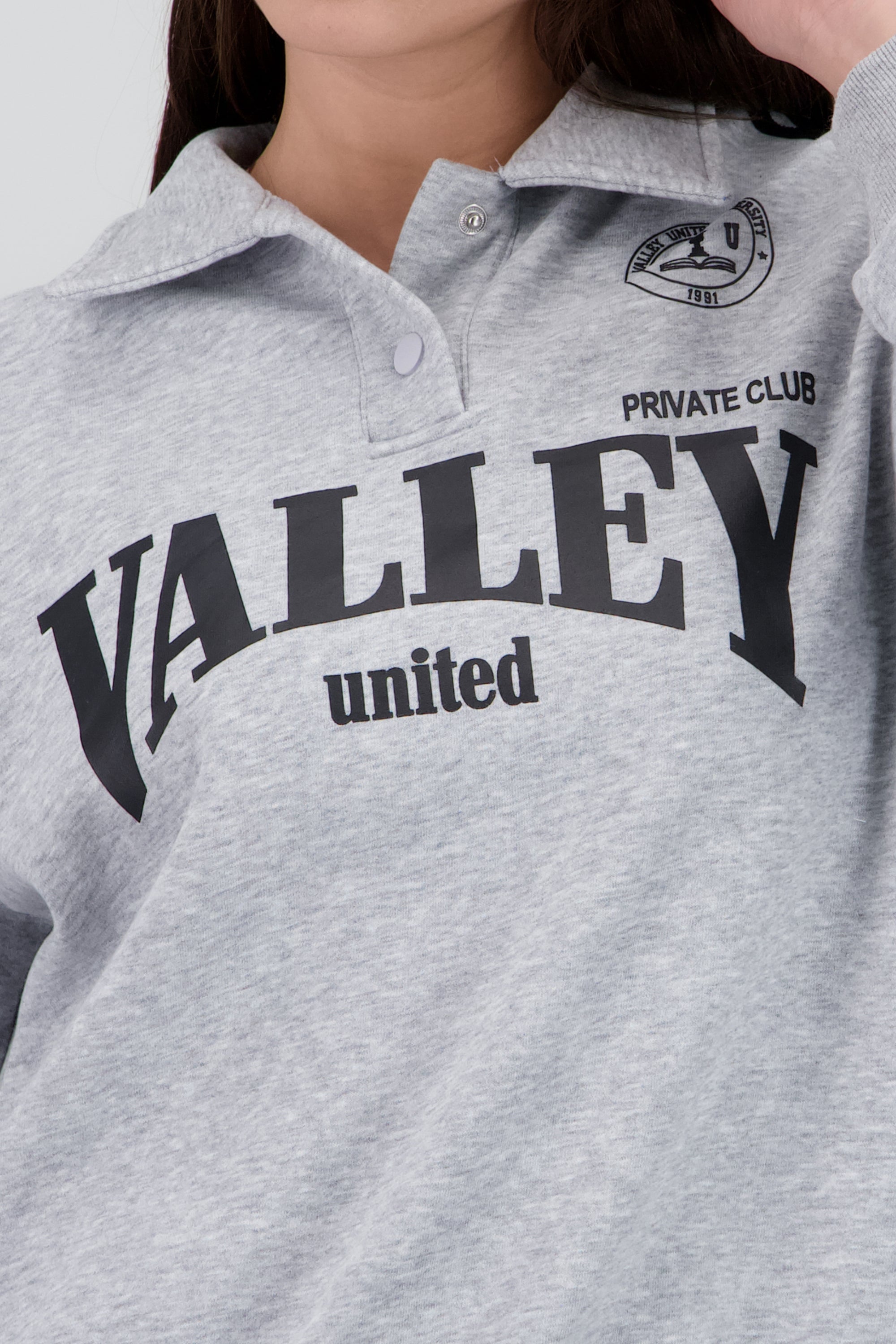 Sudadera estampado valley cuello polo GRIS