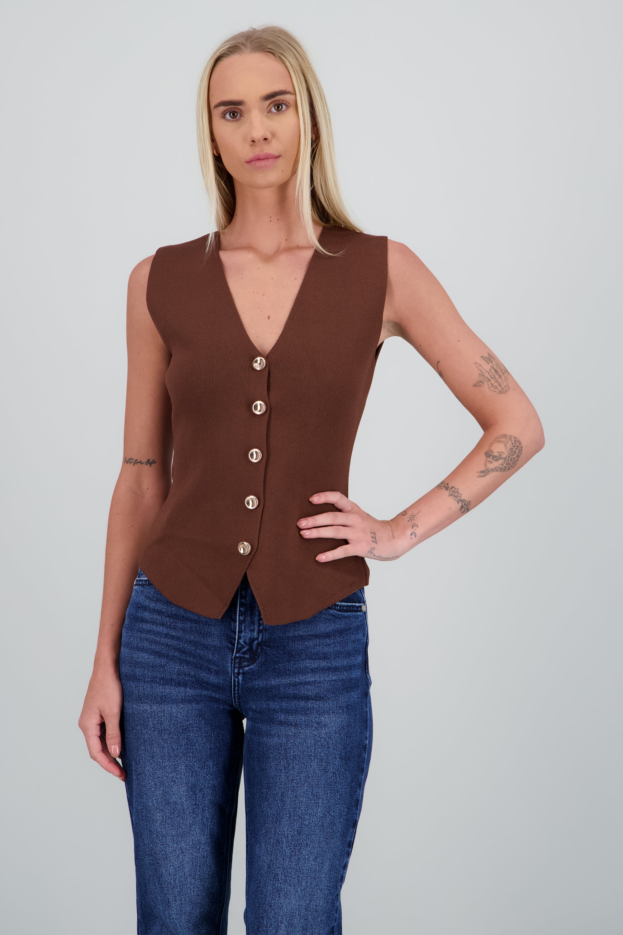 Top tipo chaleco tejido detalle botones CAFE