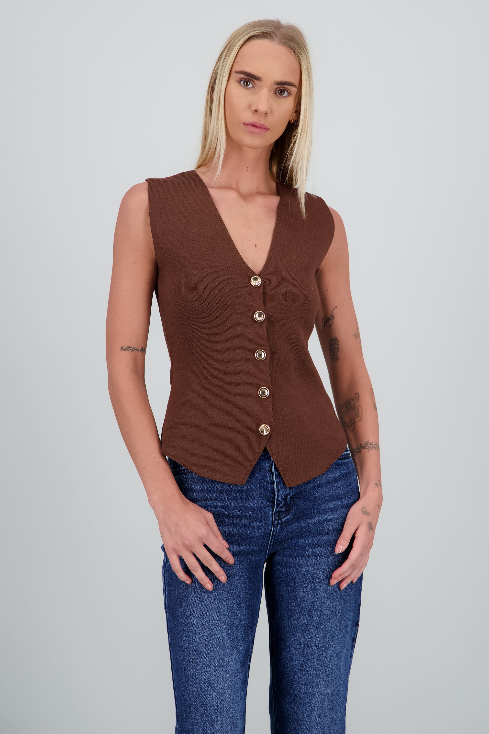 Top tipo chaleco tejido detalle botones CAFE