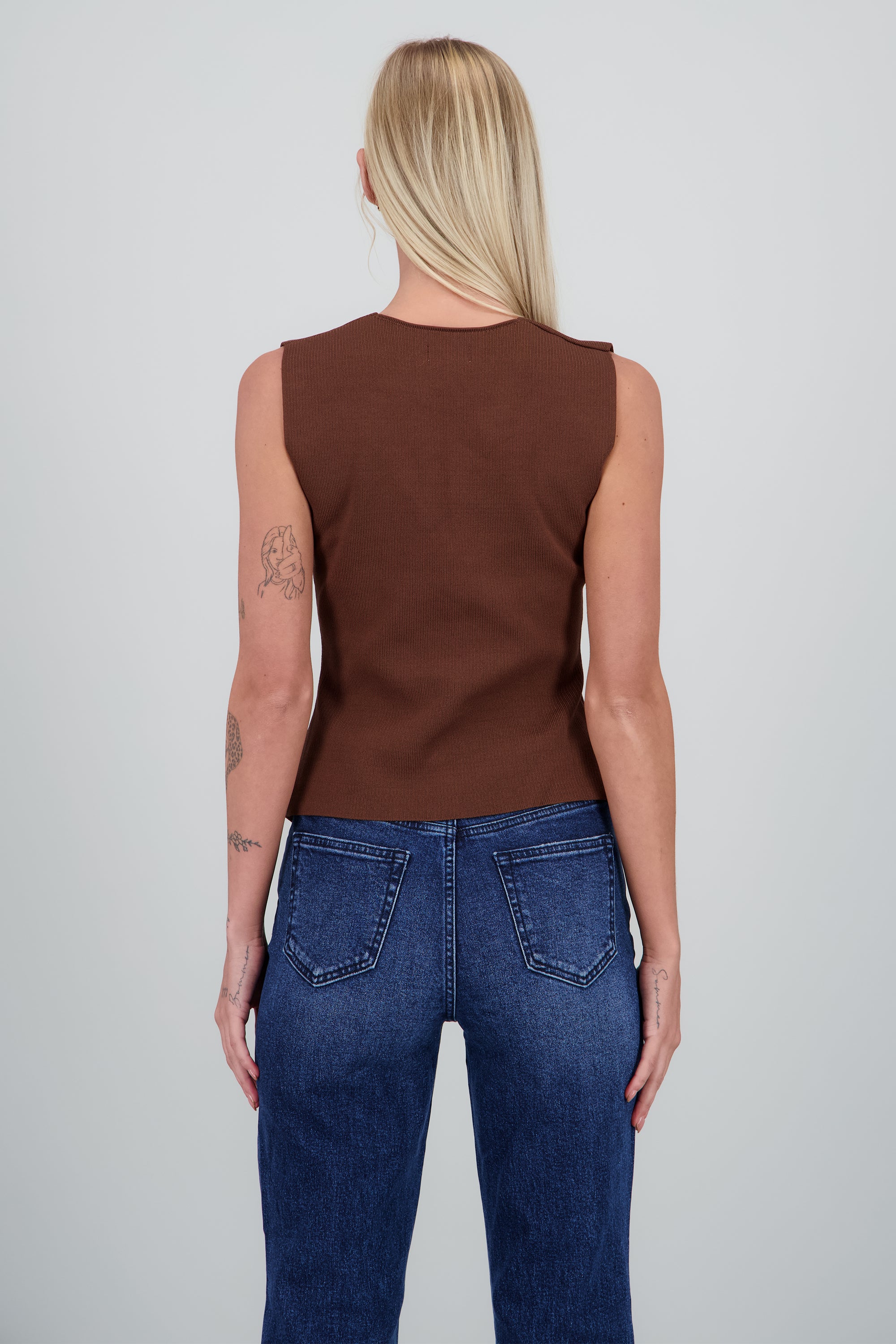 Top tipo chaleco tejido detalle botones CAFE