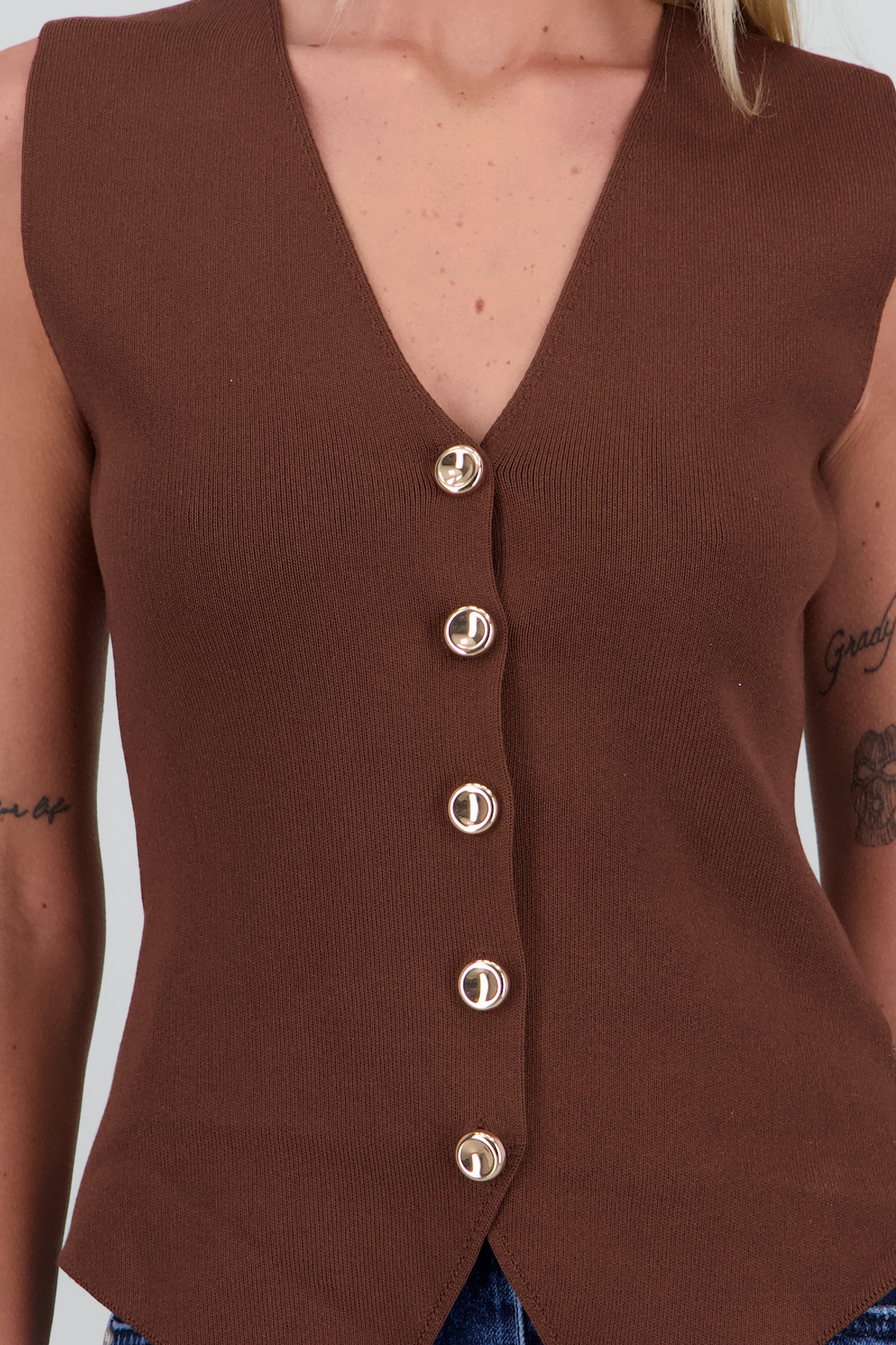 Top tipo chaleco tejido detalle botones CAFE