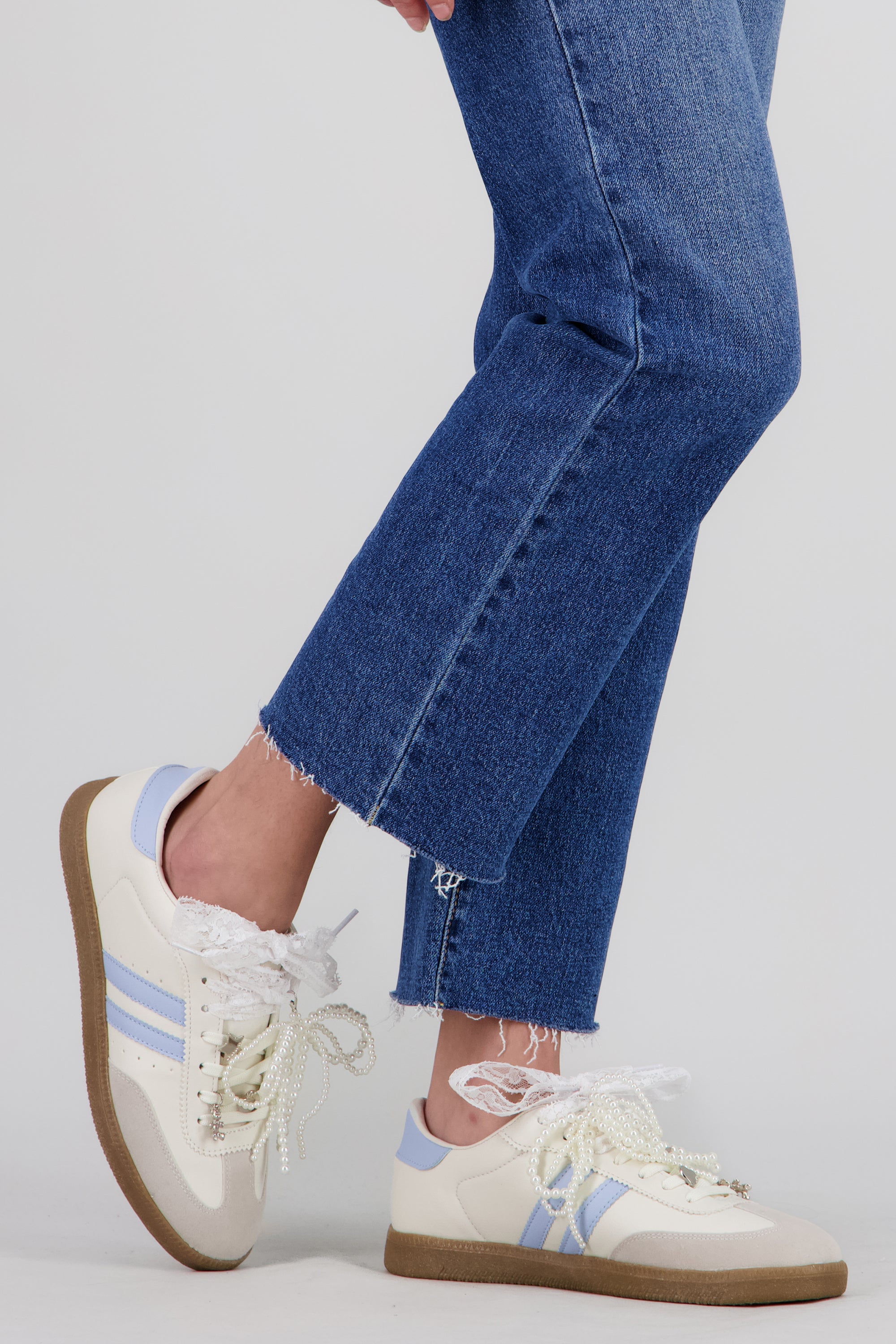 Tenis dos lineas punta durazno charms moños AZUL