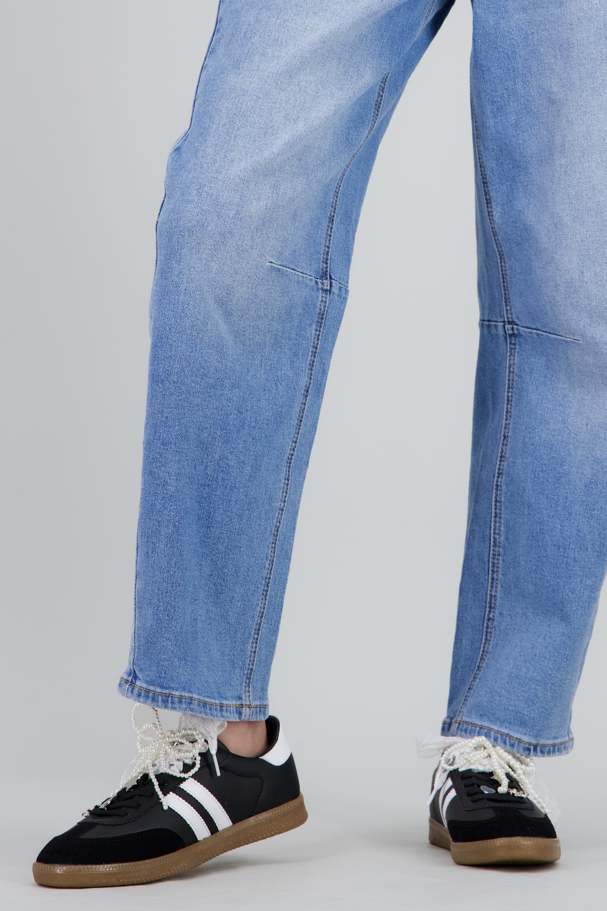 Tenis dos lineas punta durazno charms moños NEGRO