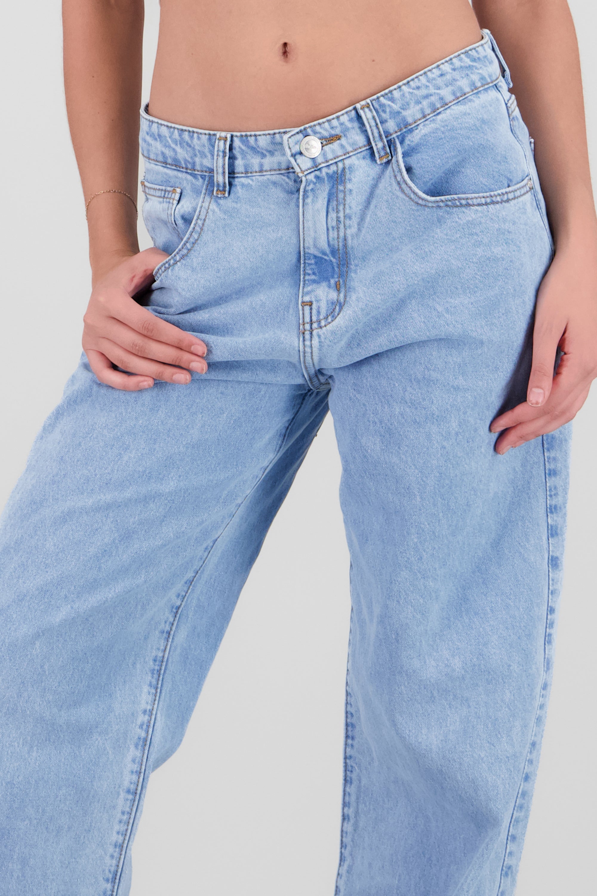 Jeans straight estrellas en costados LIGHT WASH