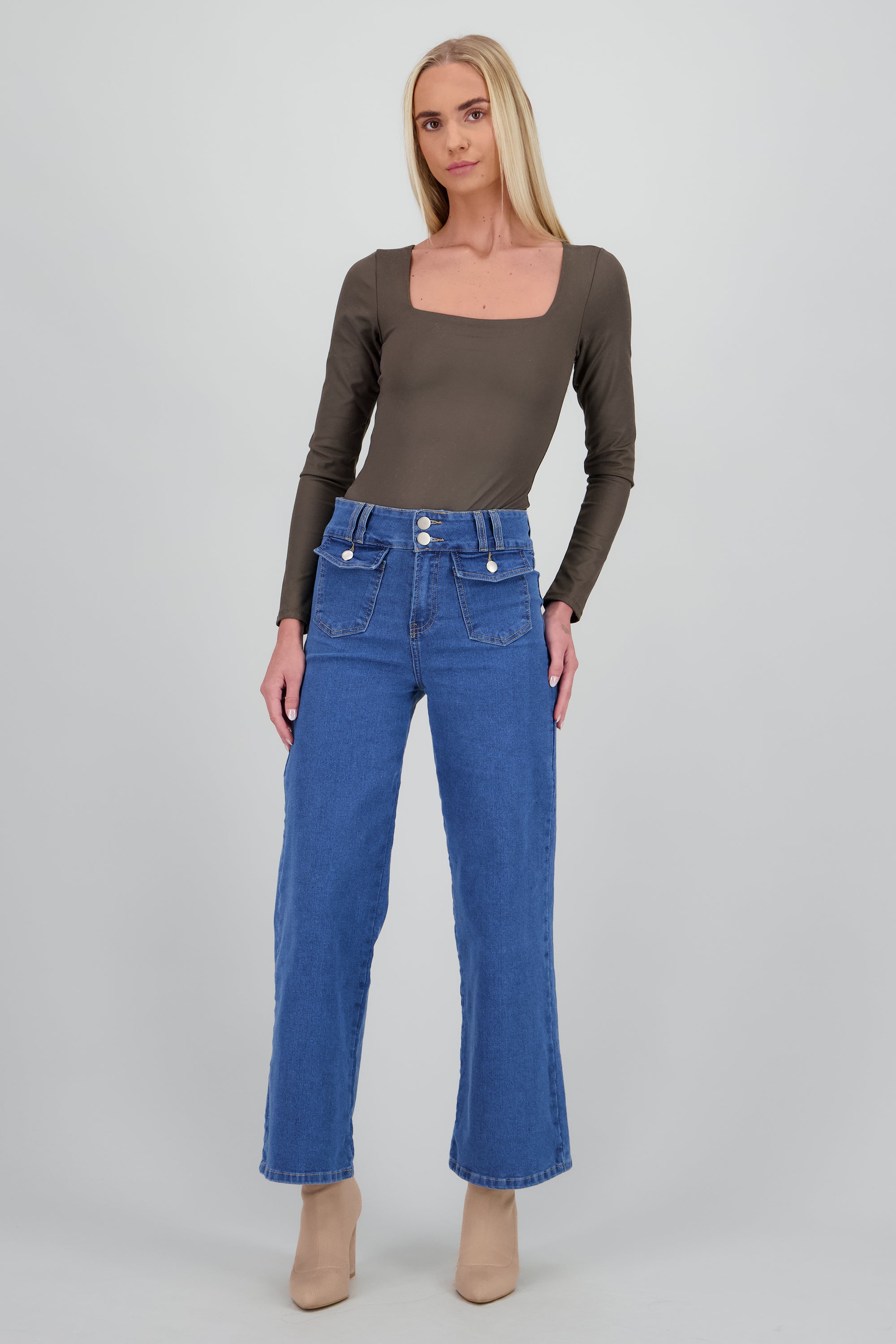 Jeans acampanados detalle bolsas delanteras MEDIUM WASH