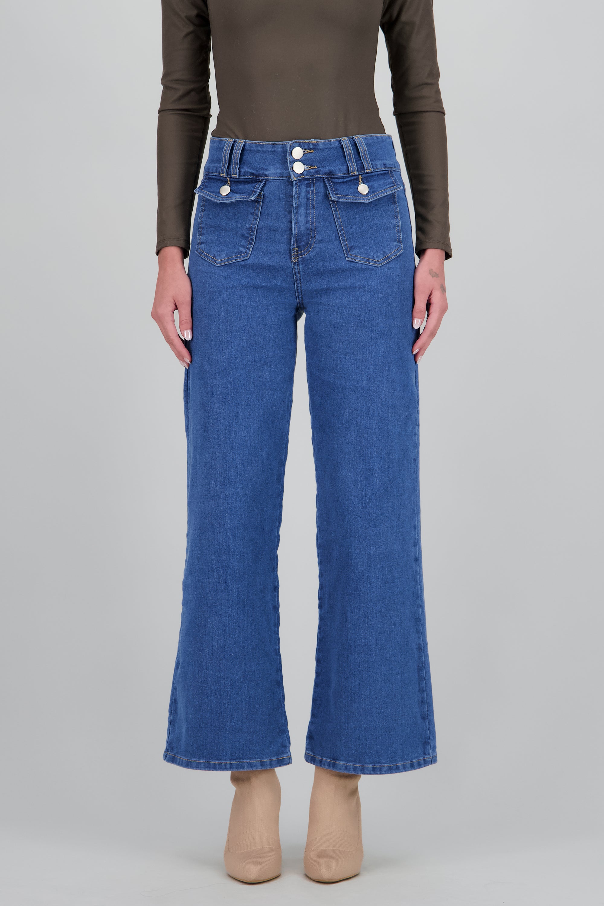 Jeans acampanados detalle bolsas delanteras MEDIUM WASH