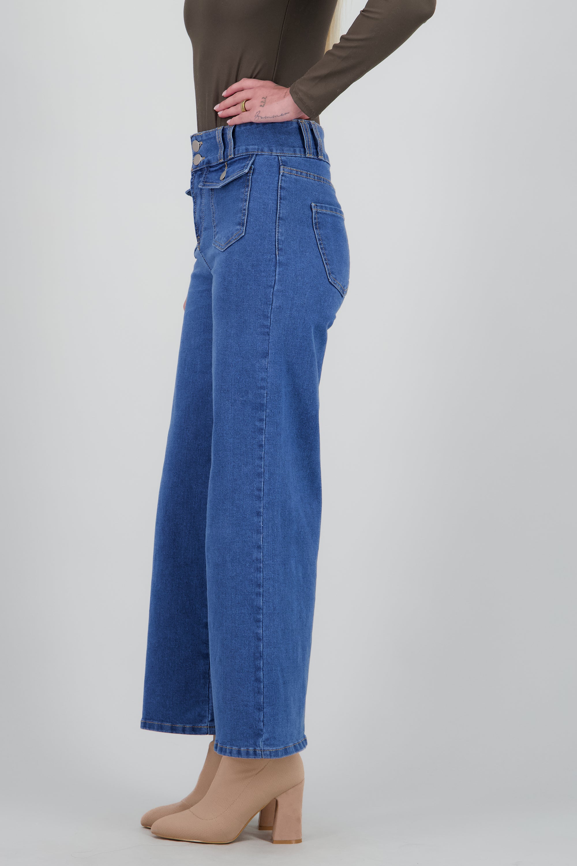 Jeans acampanados detalle bolsas delanteras MEDIUM WASH
