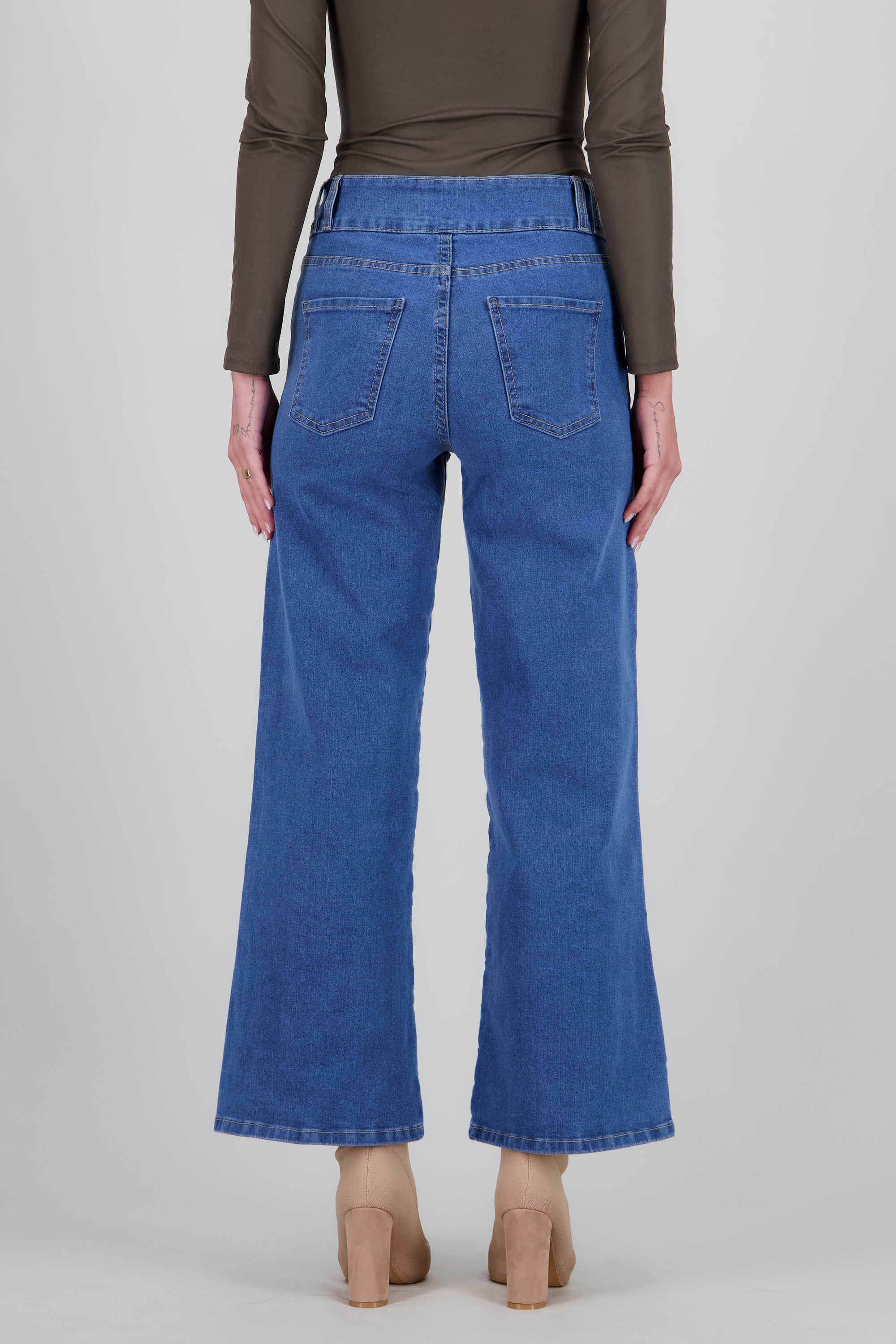 Jeans acampanados detalle bolsas delanteras MEDIUM WASH