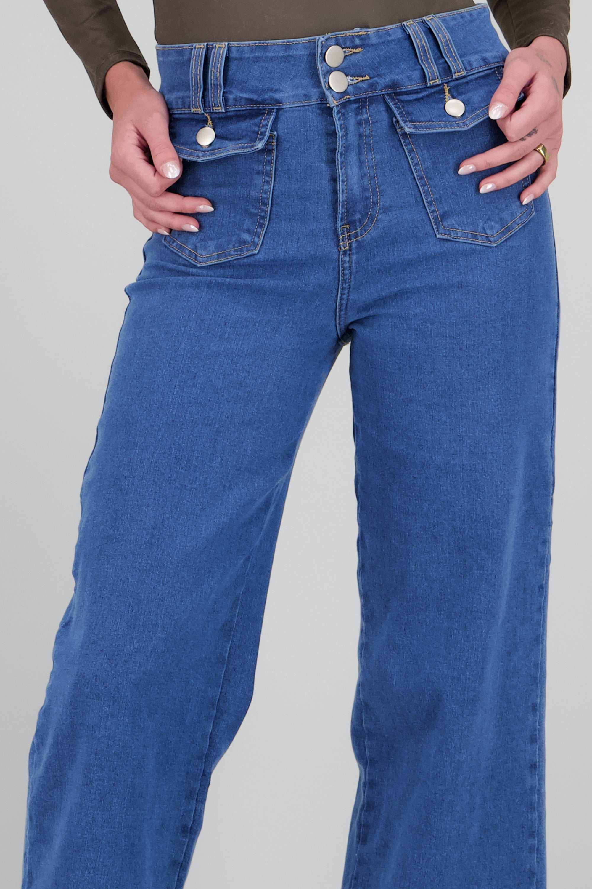 Jeans acampanados detalle bolsas delanteras MEDIUM WASH
