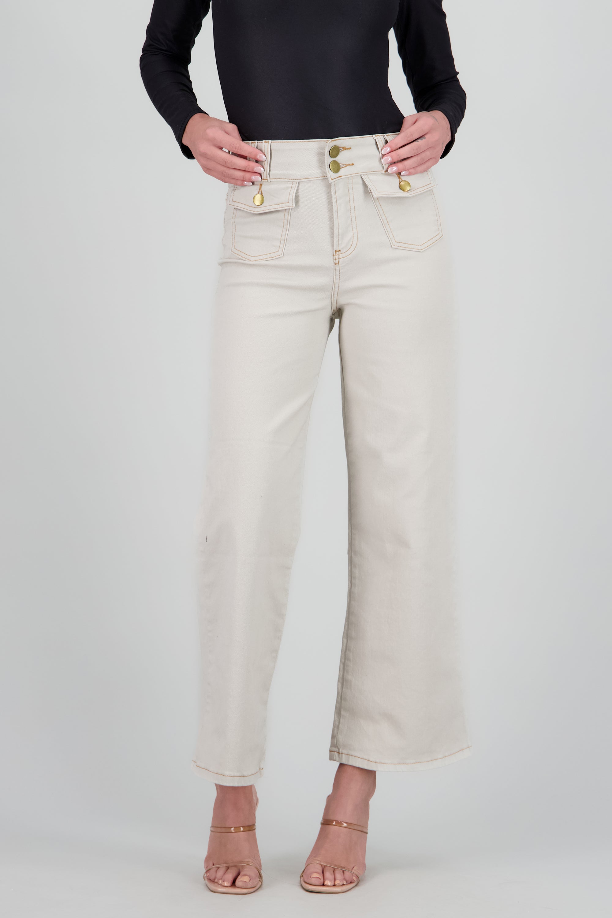 Jeans acampanados detalle bolsas delanteras HUESO