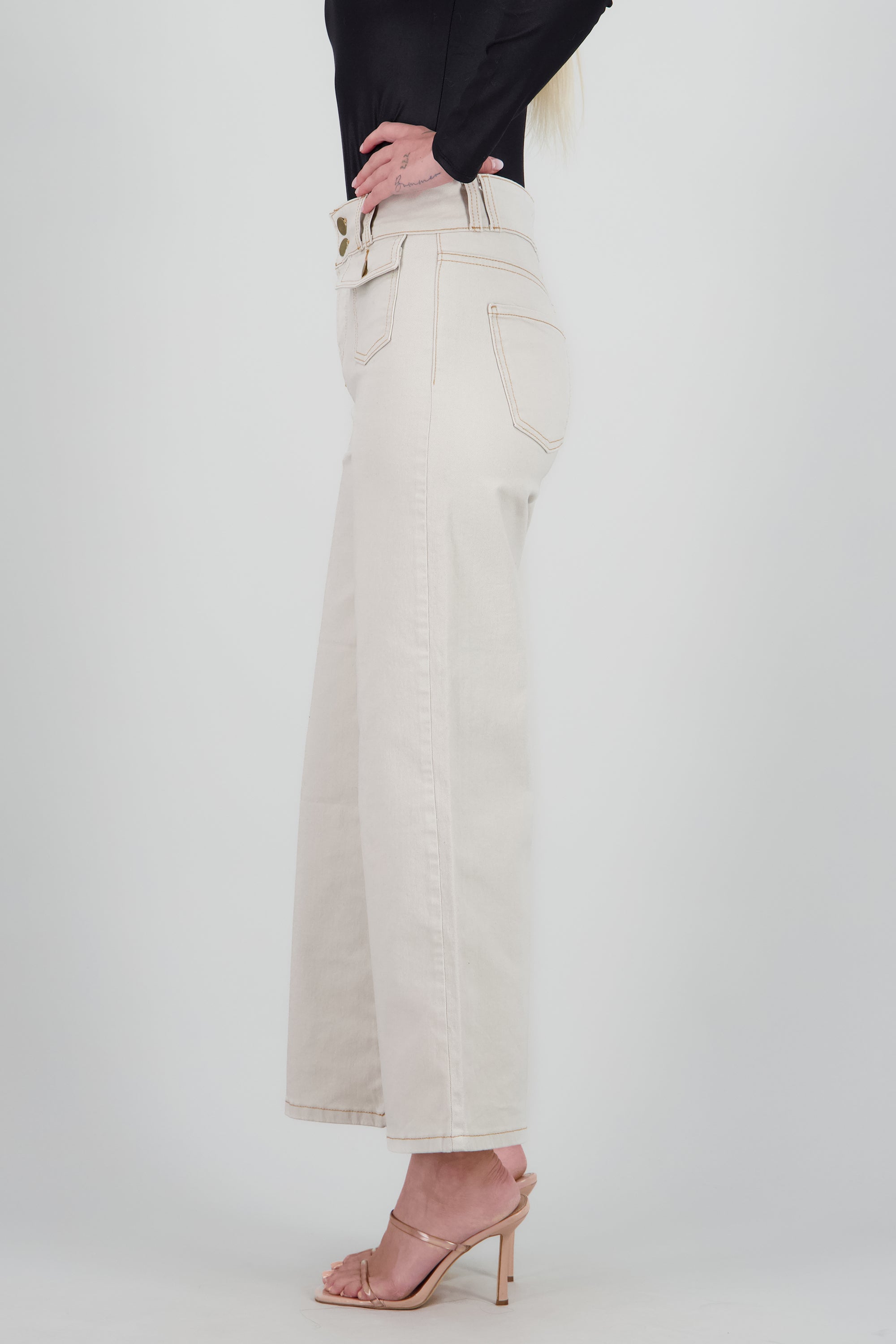 Jeans acampanados detalle bolsas delanteras HUESO